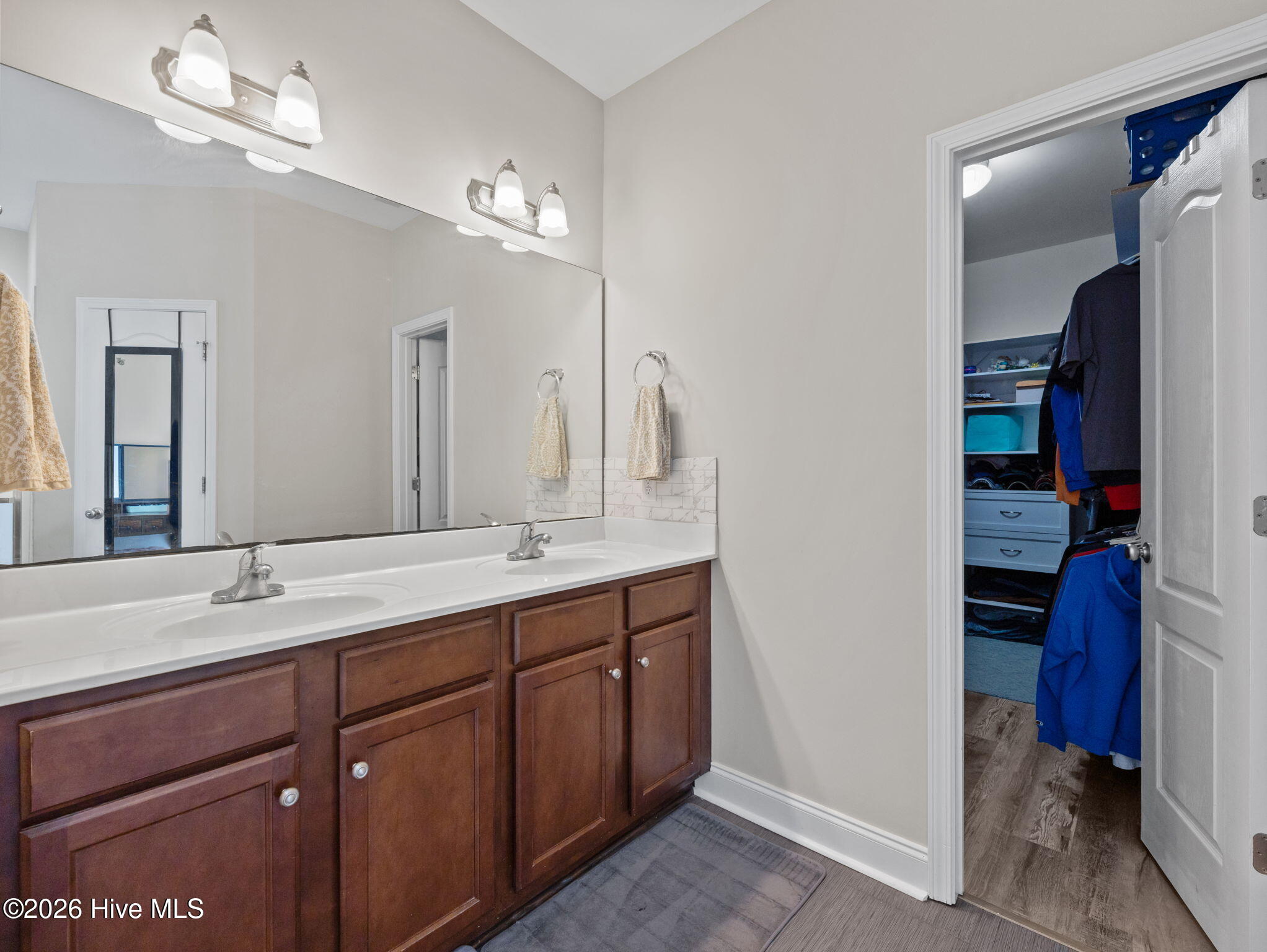 100564240 | Photo 31