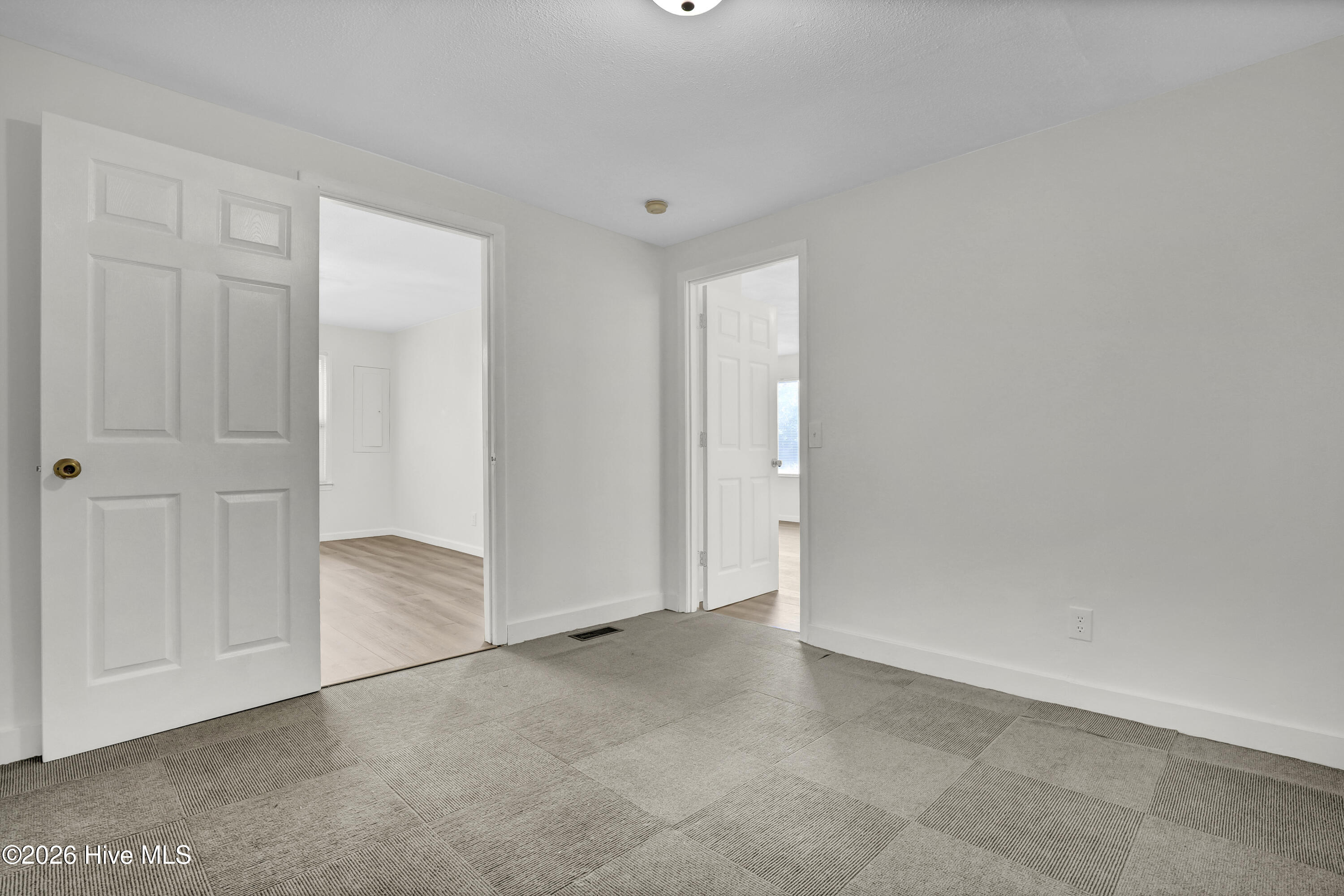 100567063 | Photo 24