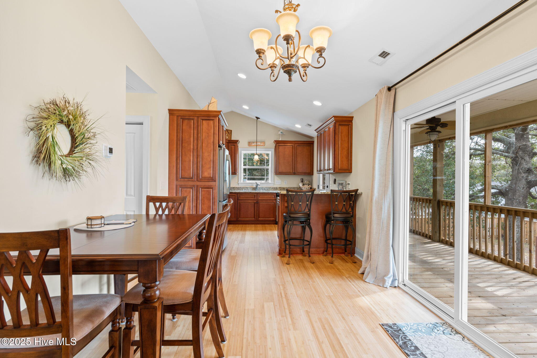 100546852 | Photo 12