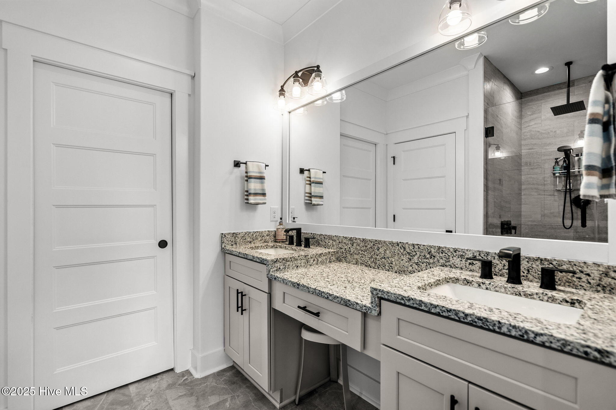 100520745 | Photo 13