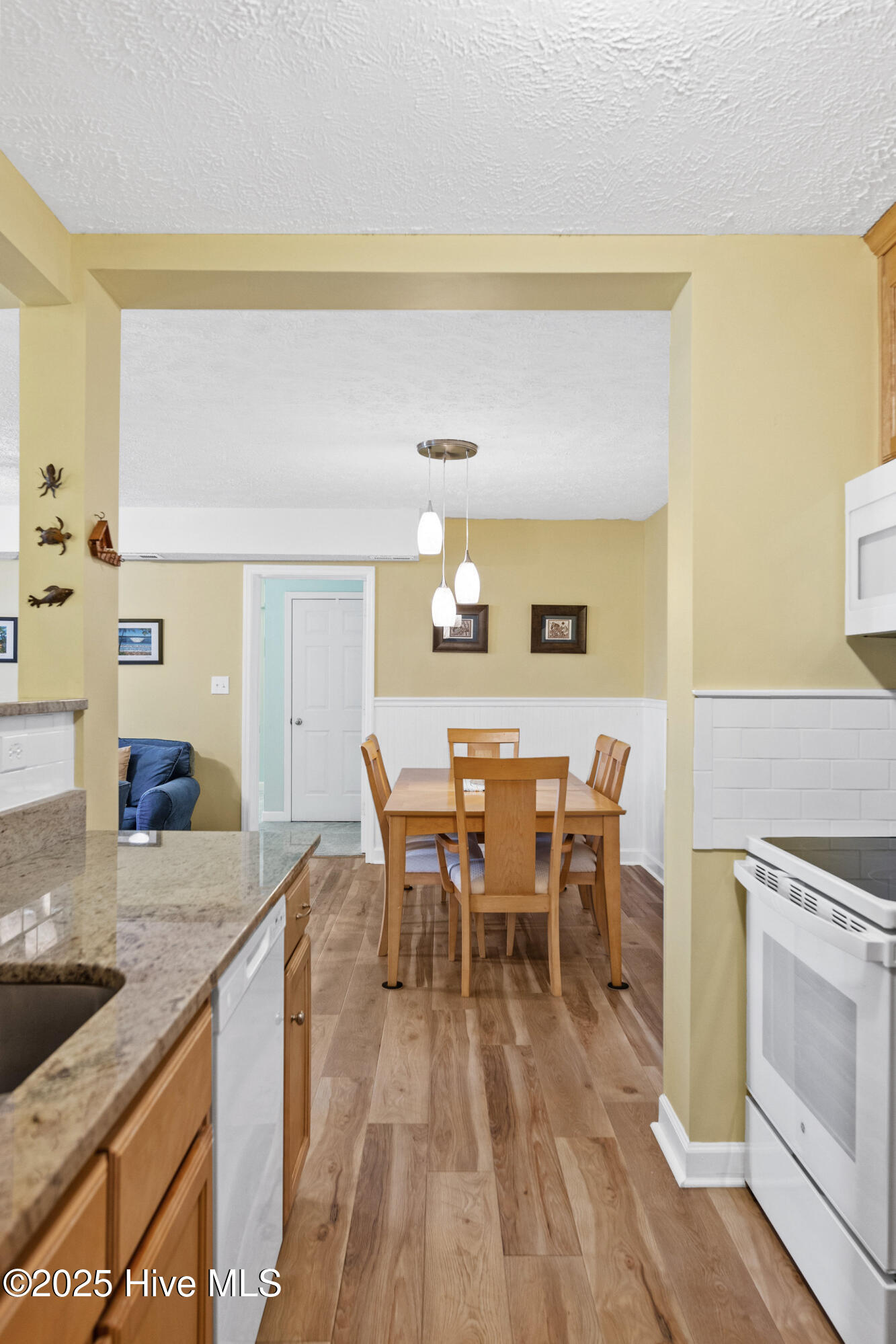 100557763 | Photo 21