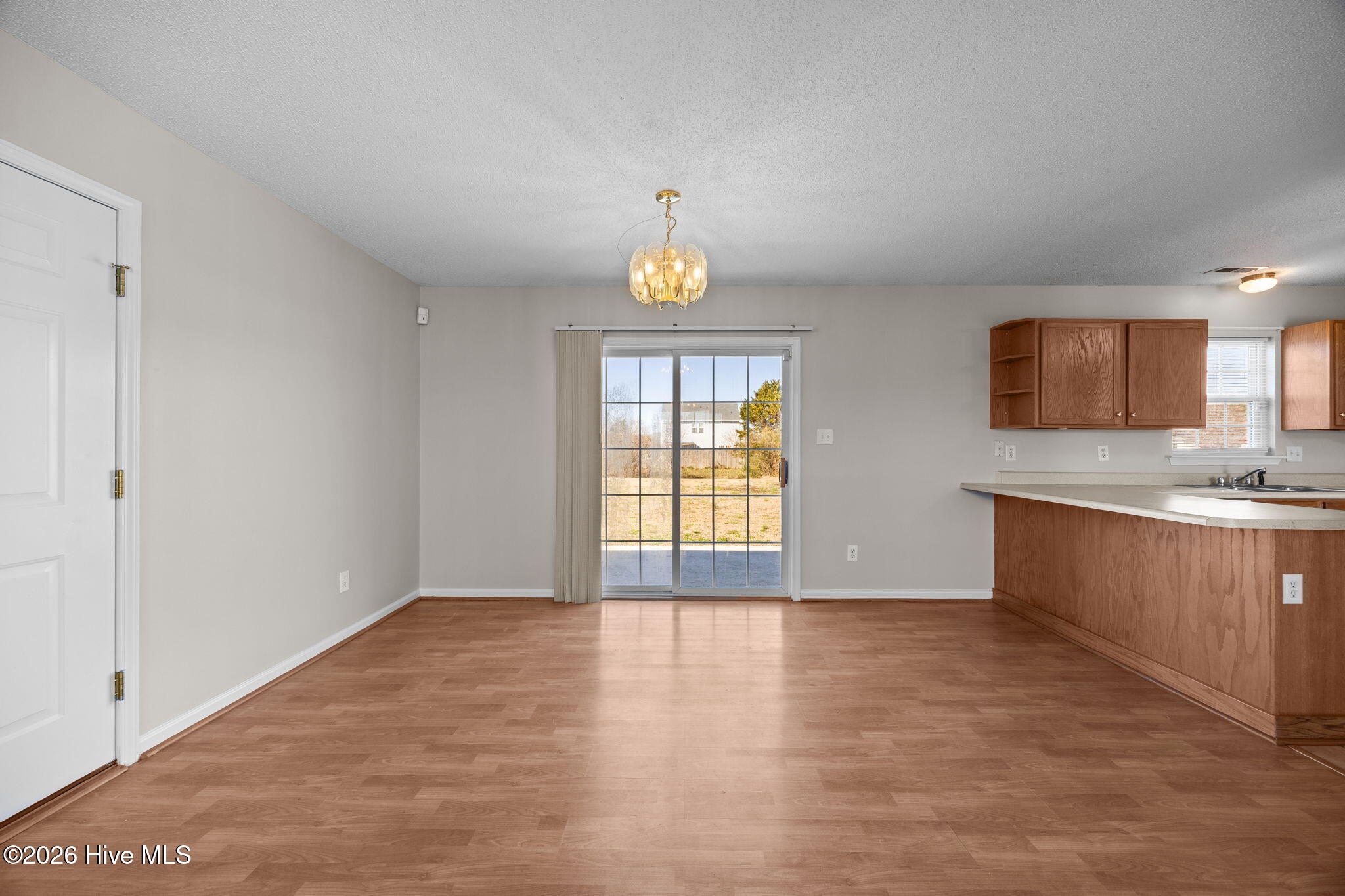 100550367 | Photo 12