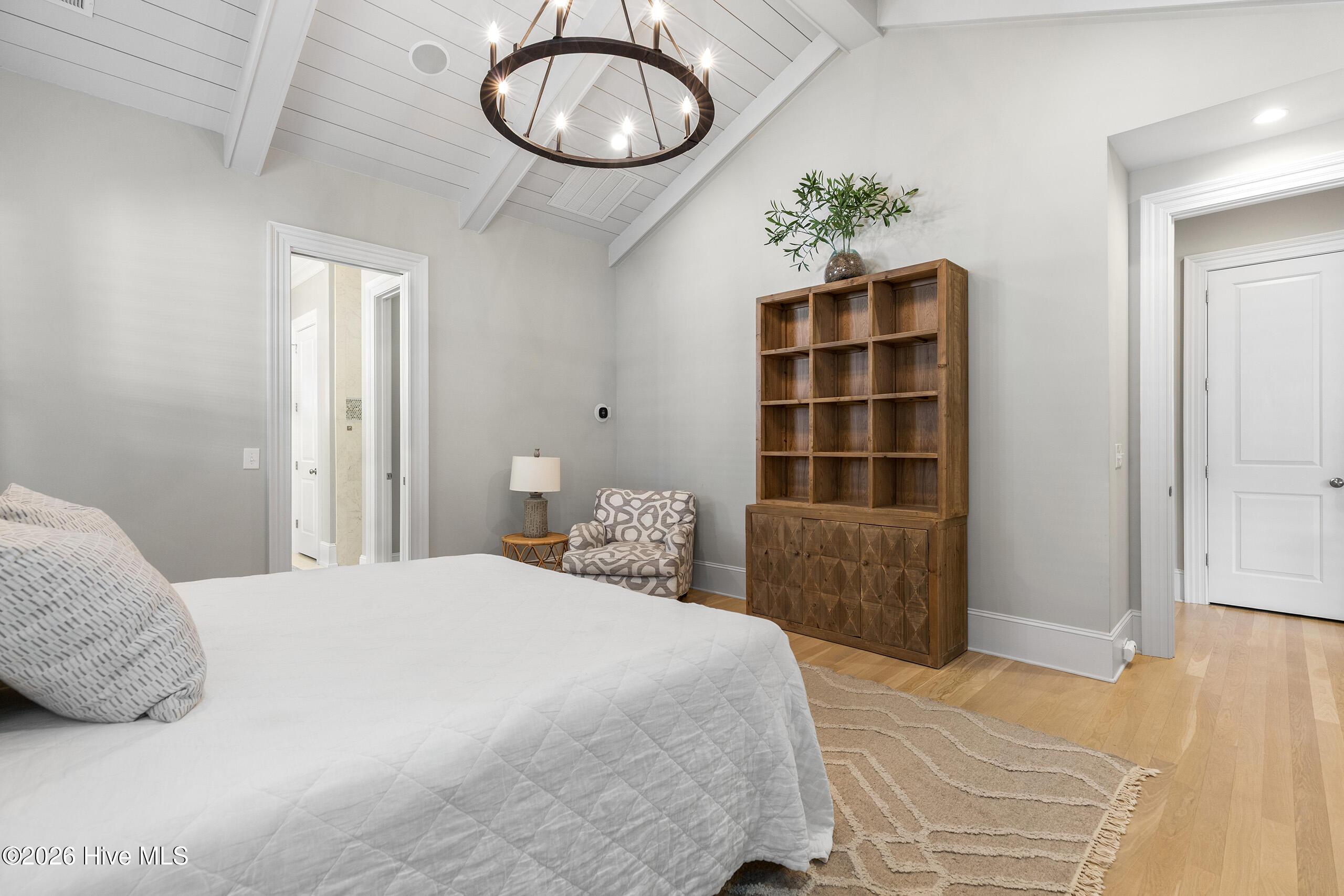 100563719 | Photo 26