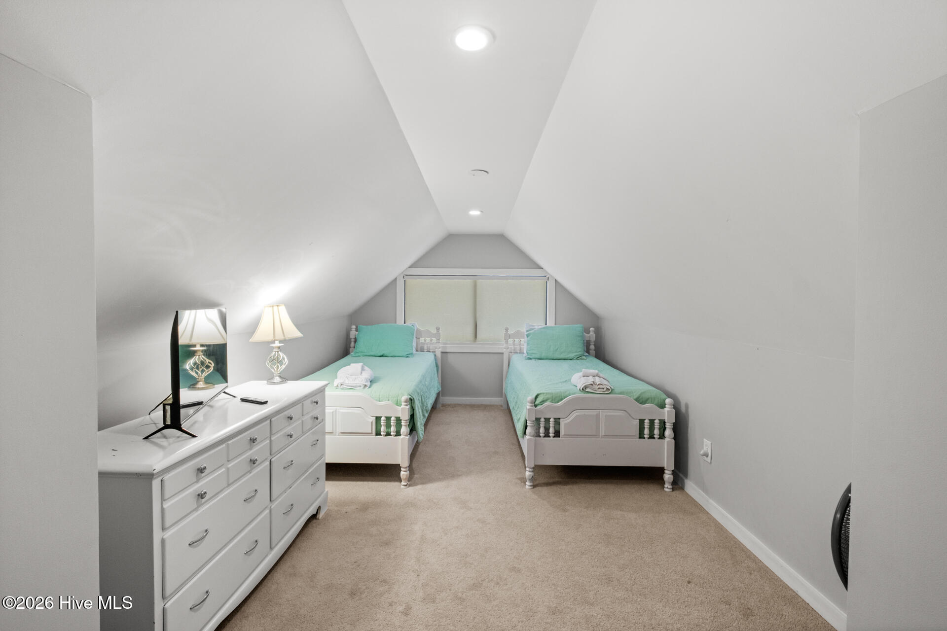 100569244 | Photo 23