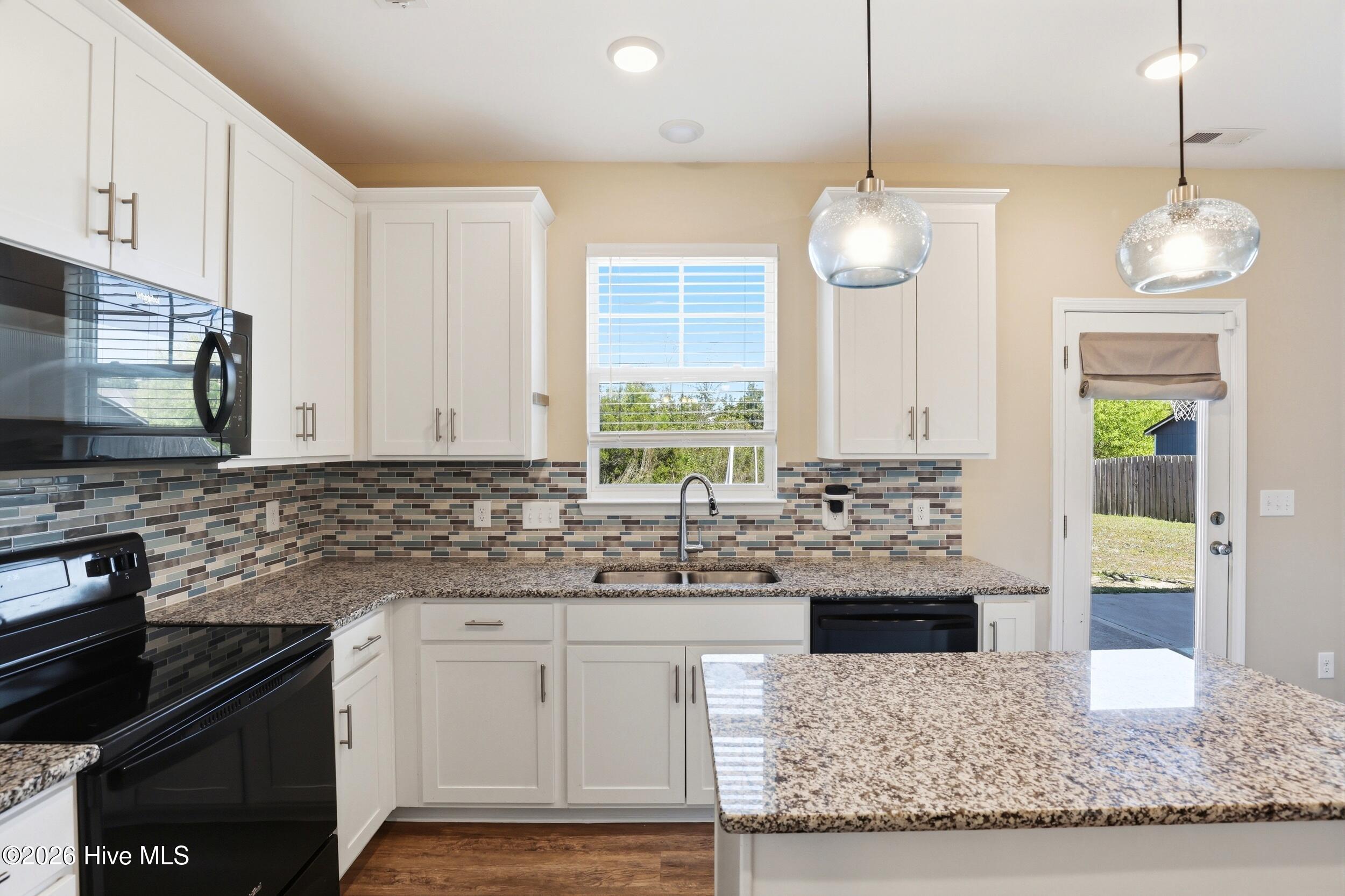 100566702 | Photo 13