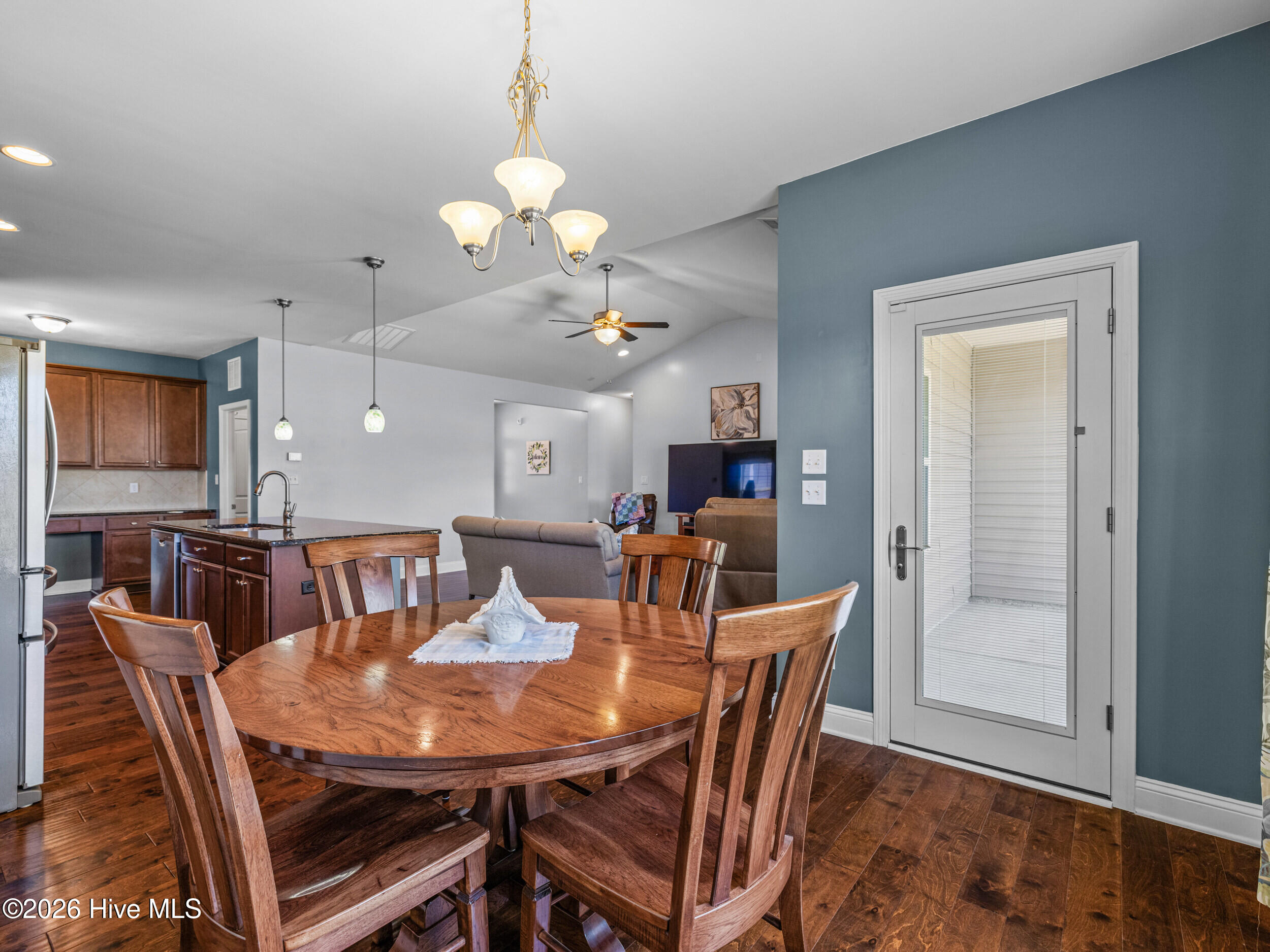 100567320 | Photo 23