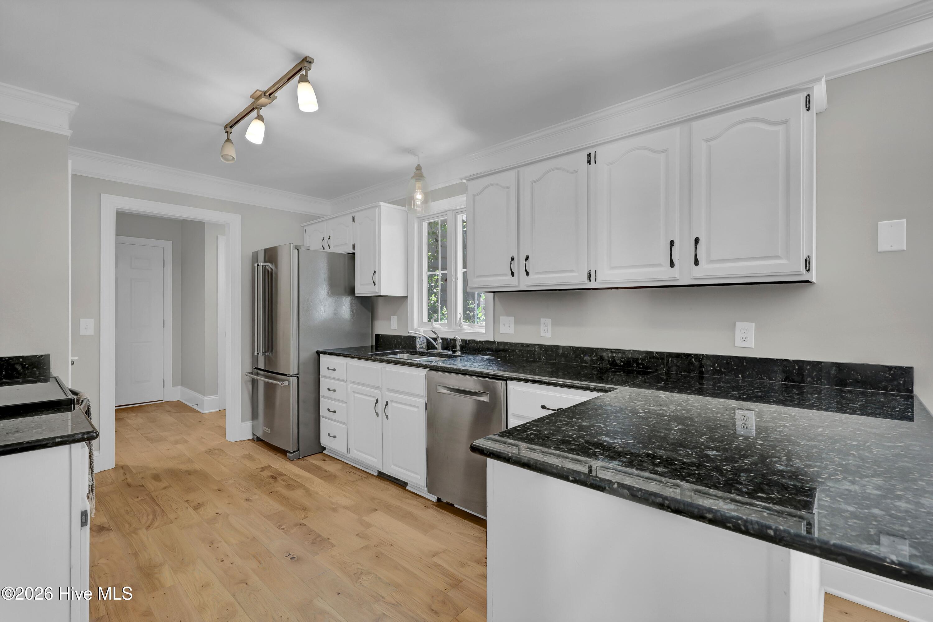 100569392 | Photo 17