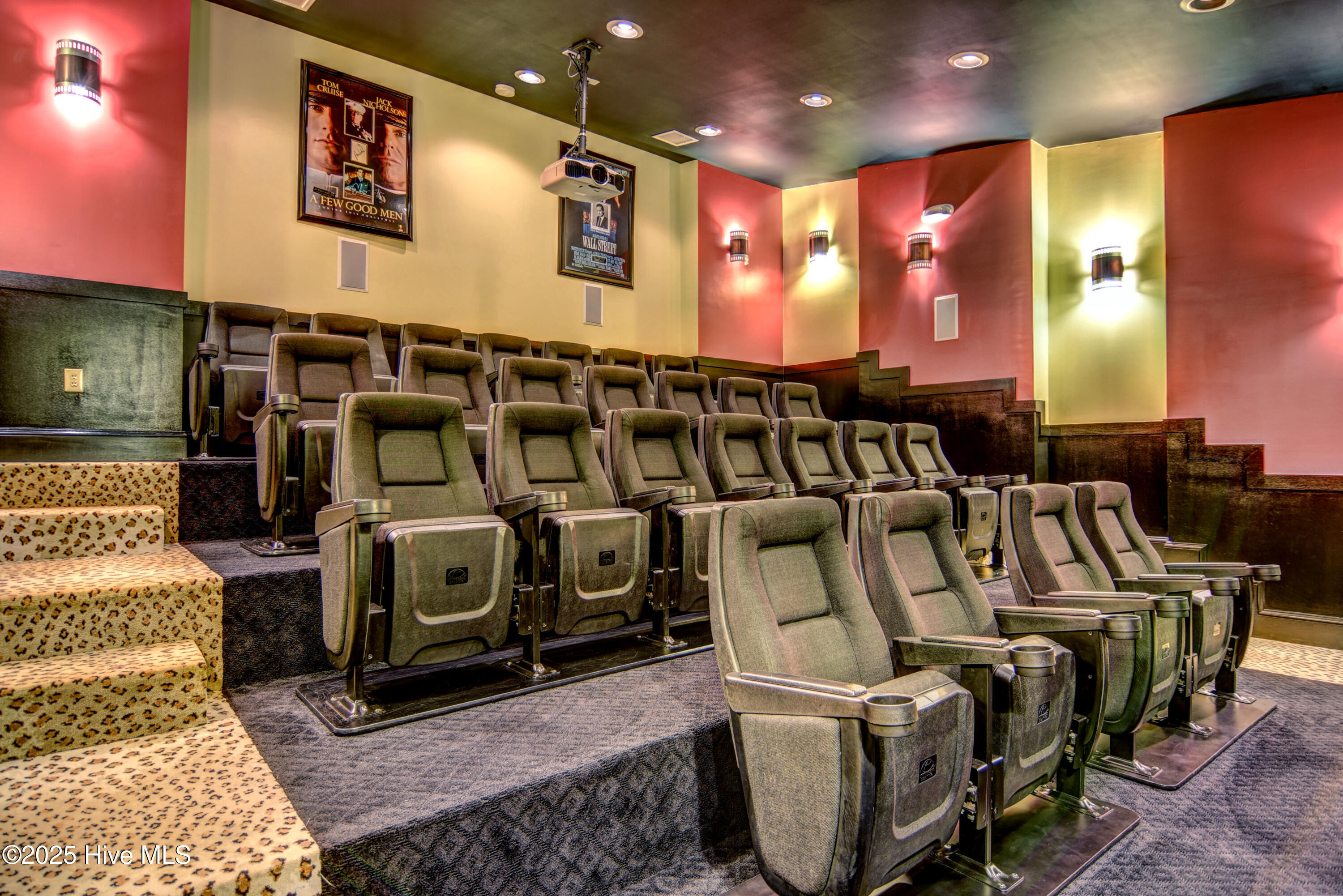 100510671 | Photo 36