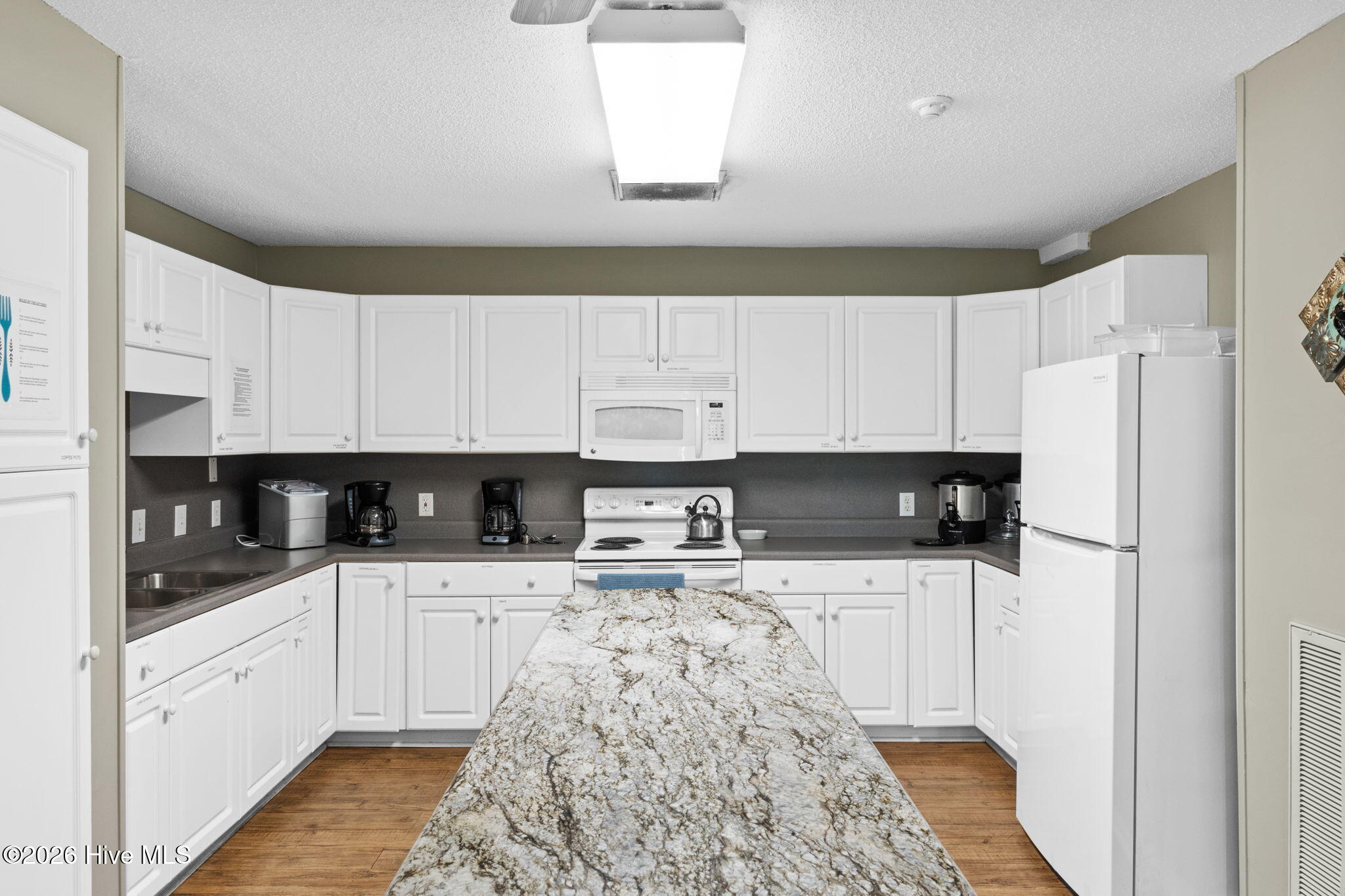 100564261 | Photo 43