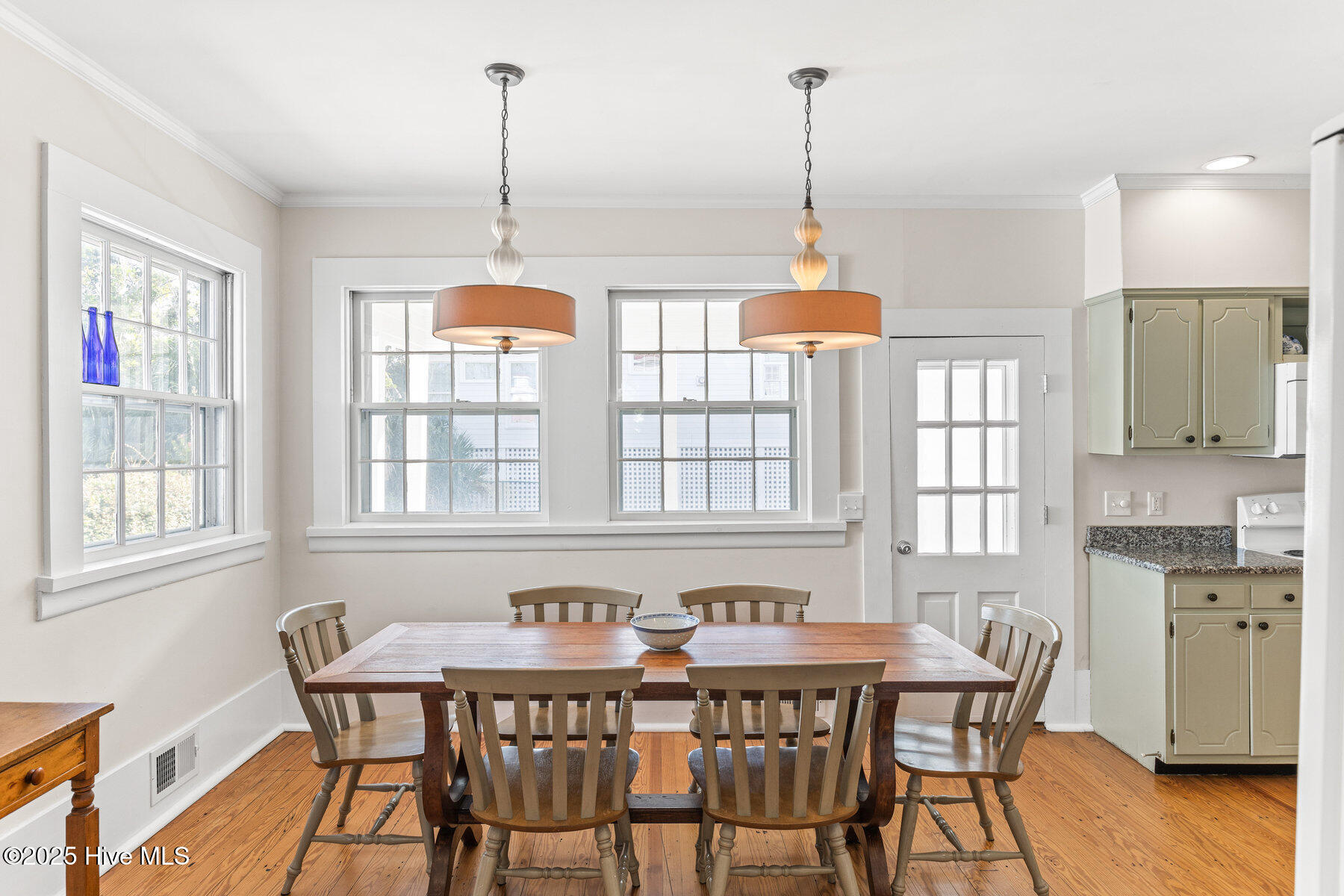 100561116 | Photo 18