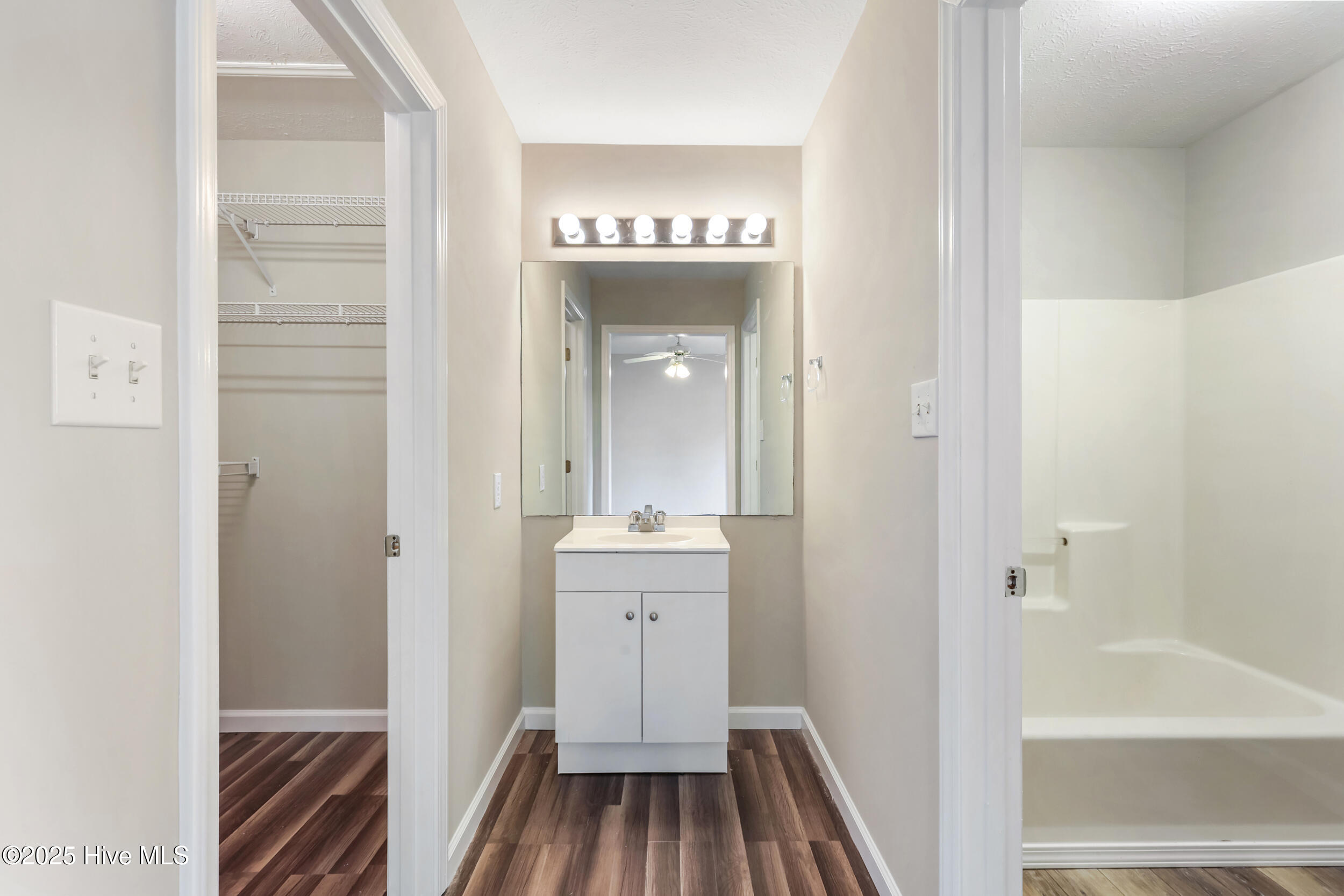 100535783 | Photo 18