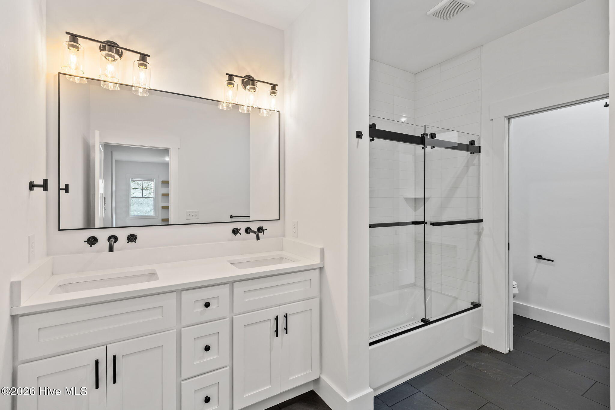 100561679 | Photo 31