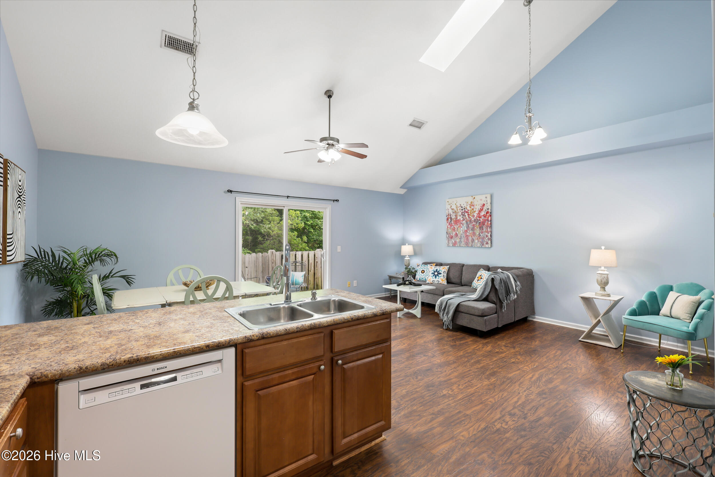 100570550 | Photo 15