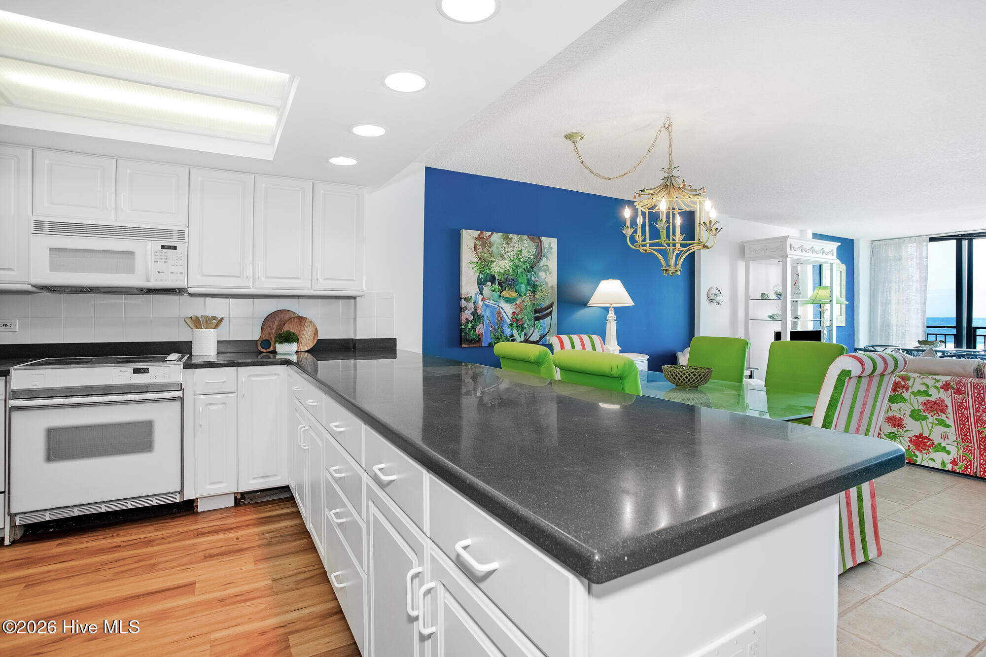 100566408 | Photo 11