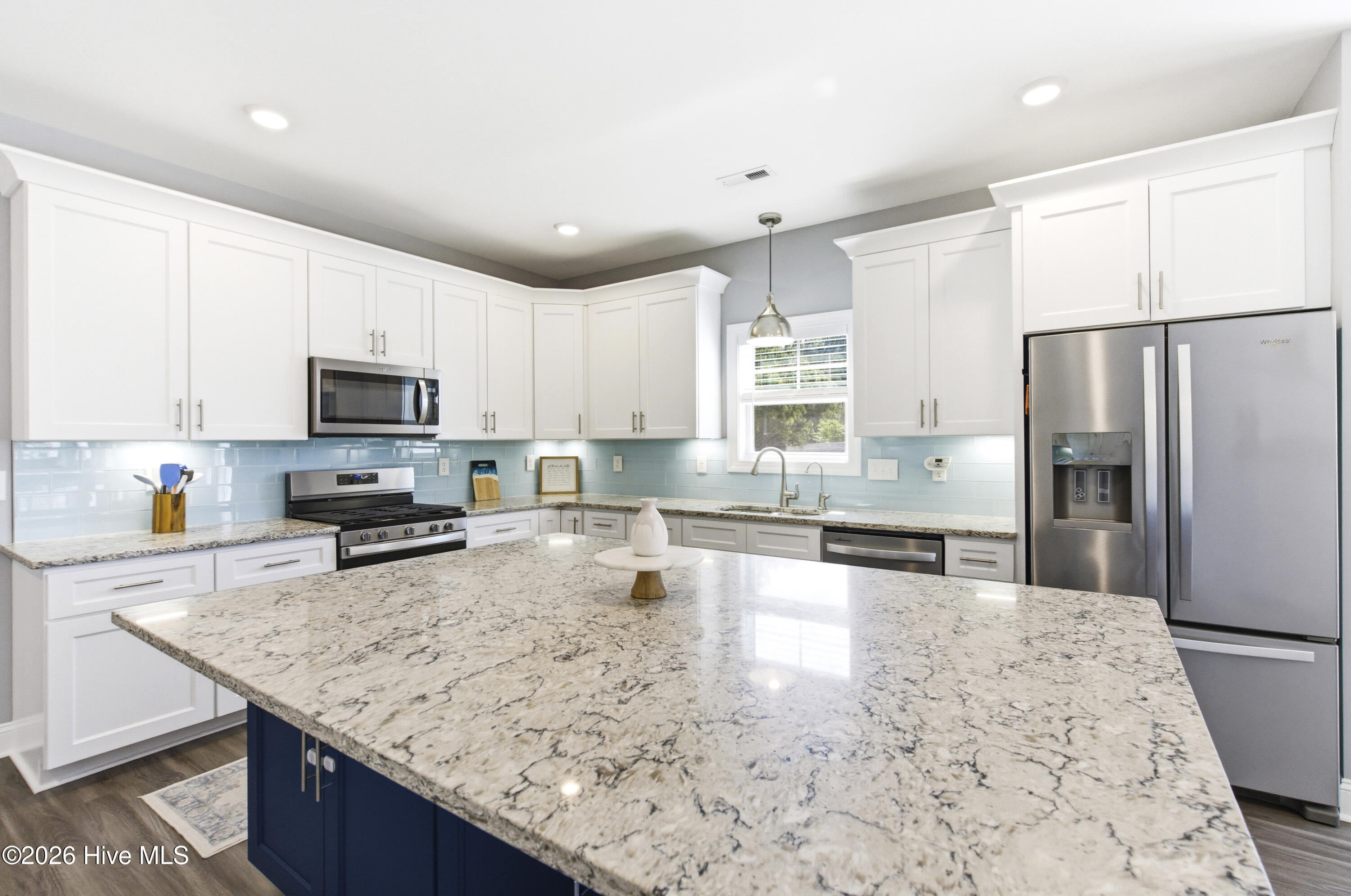 100568018 | Photo 25