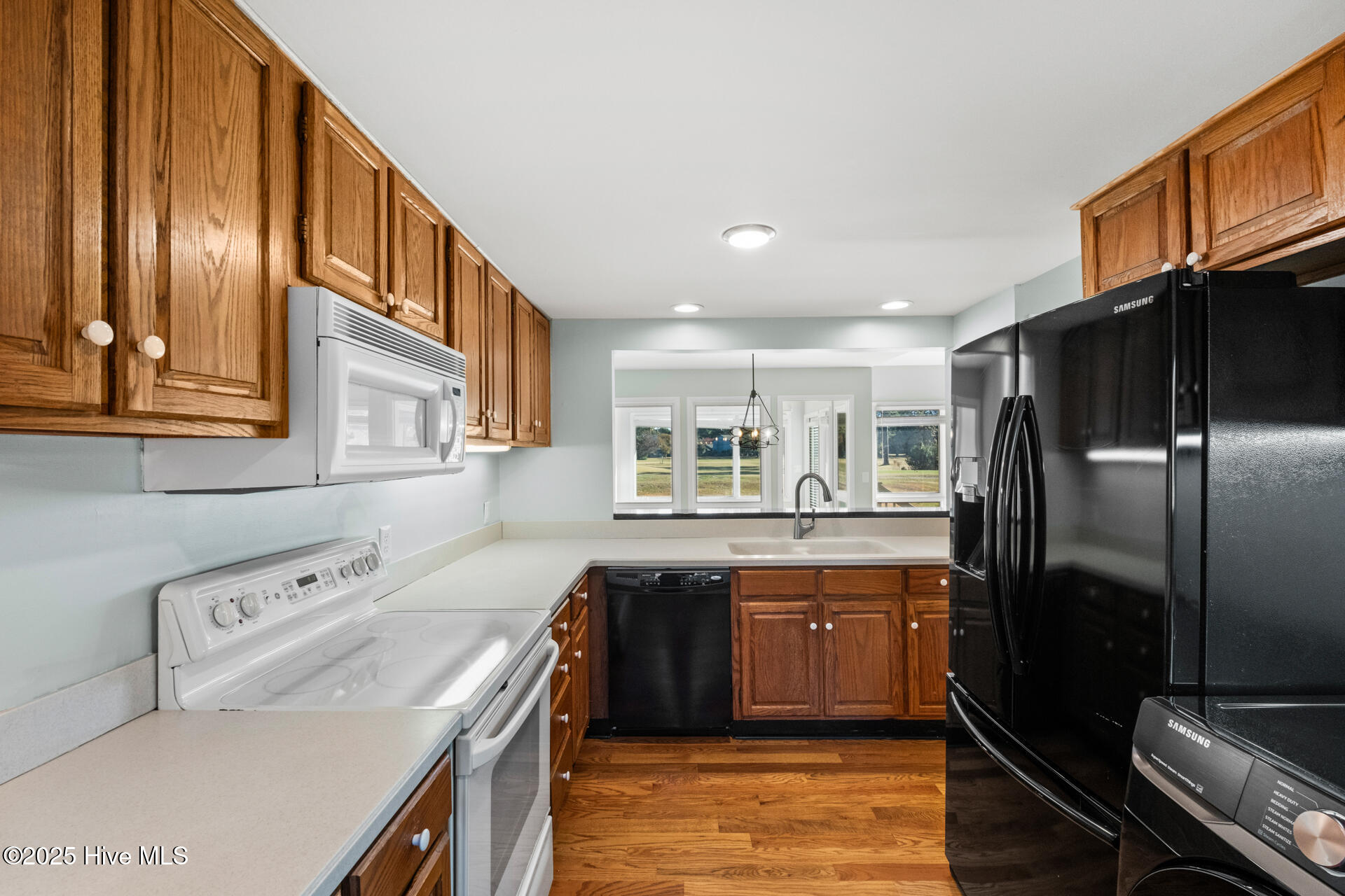 100526390 | Photo 16