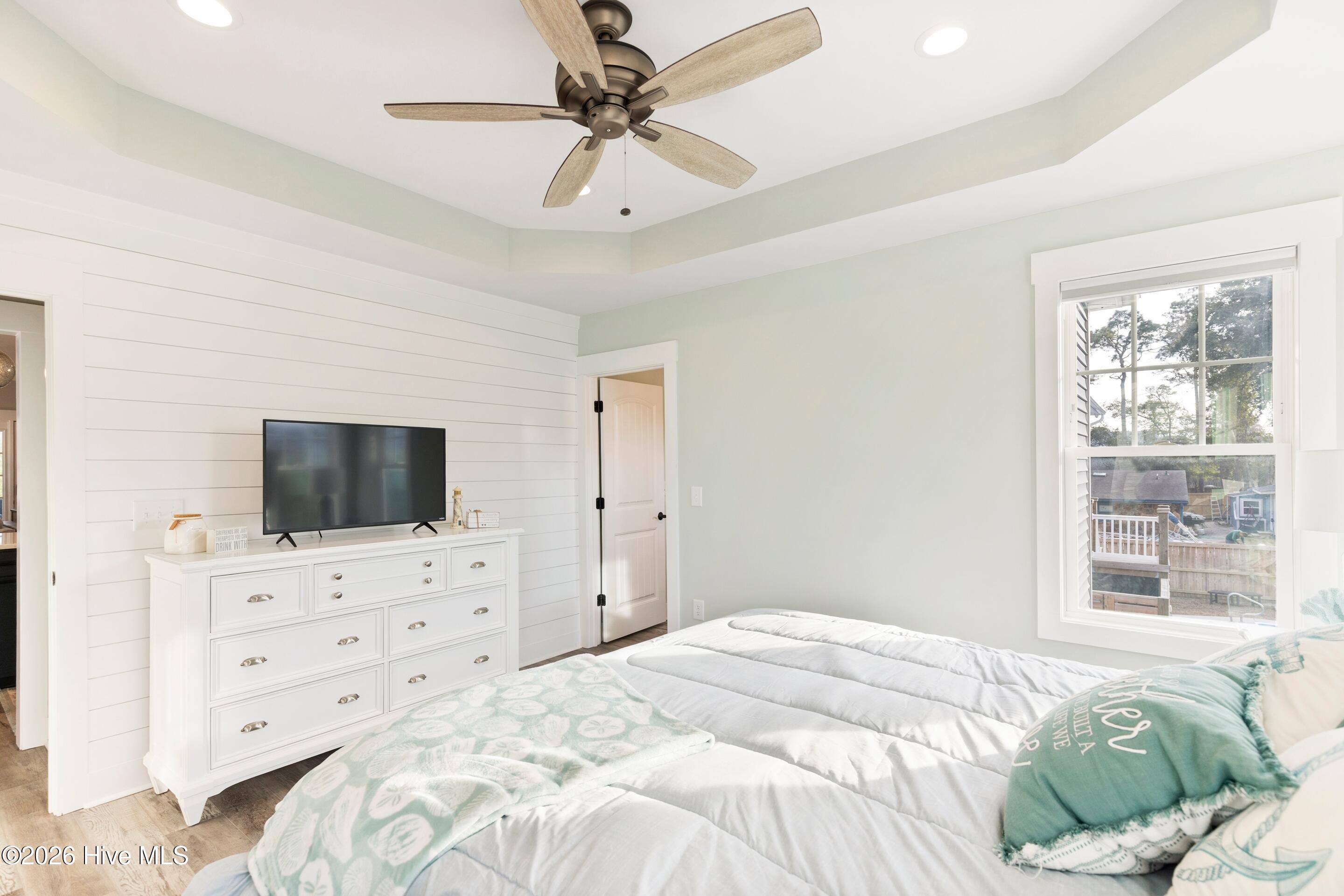 100548444 | Photo 46