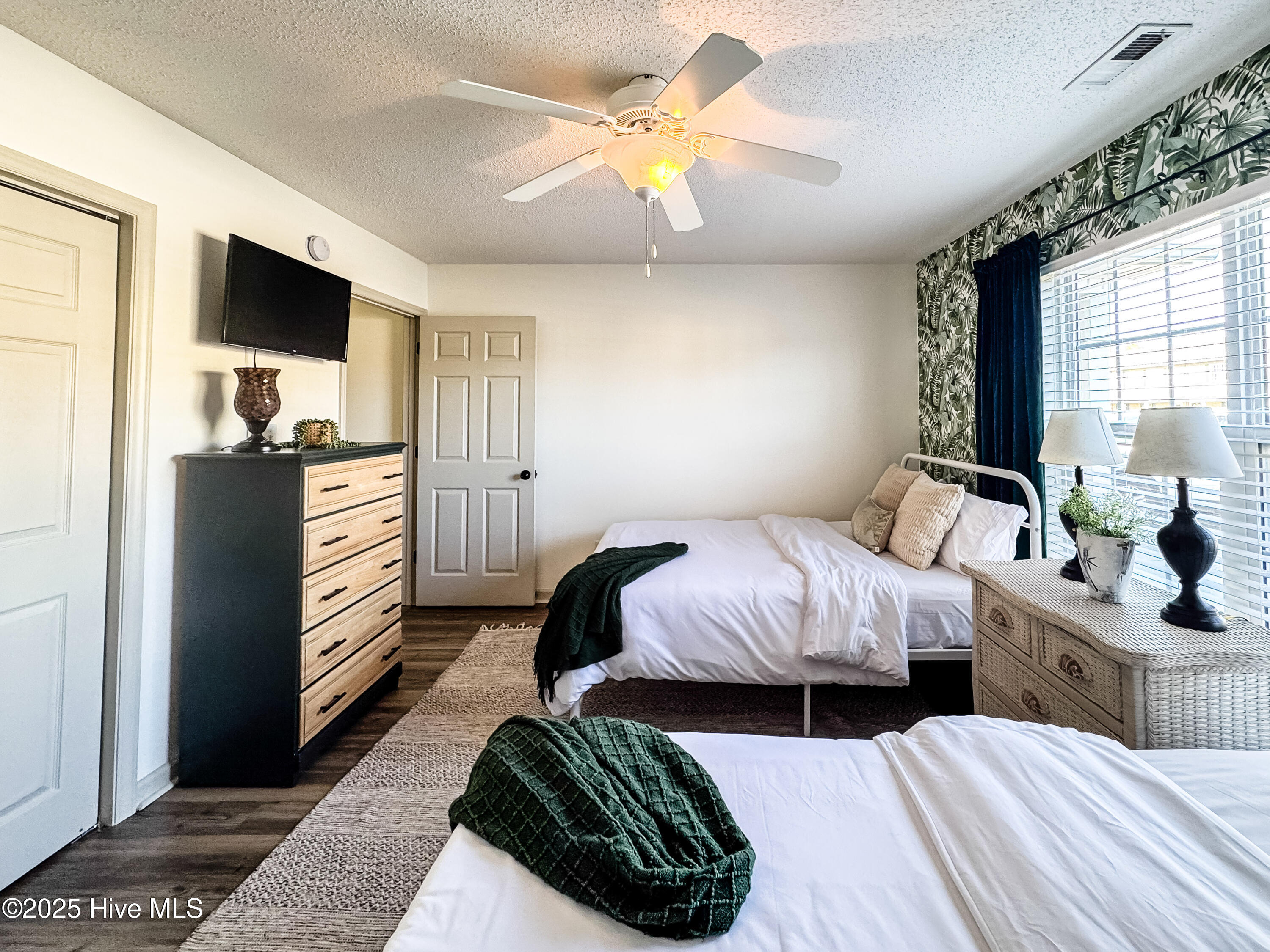 100541804 | Photo 25