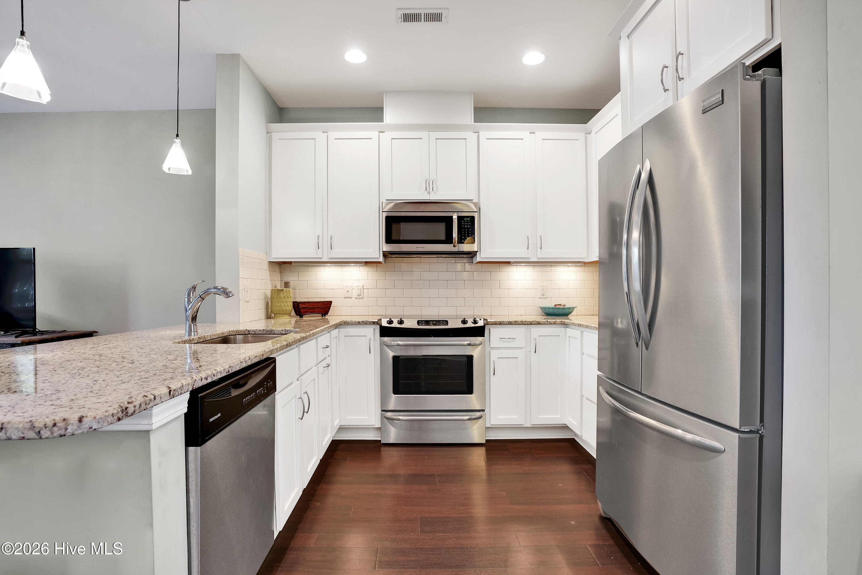 100567789 | Photo 25