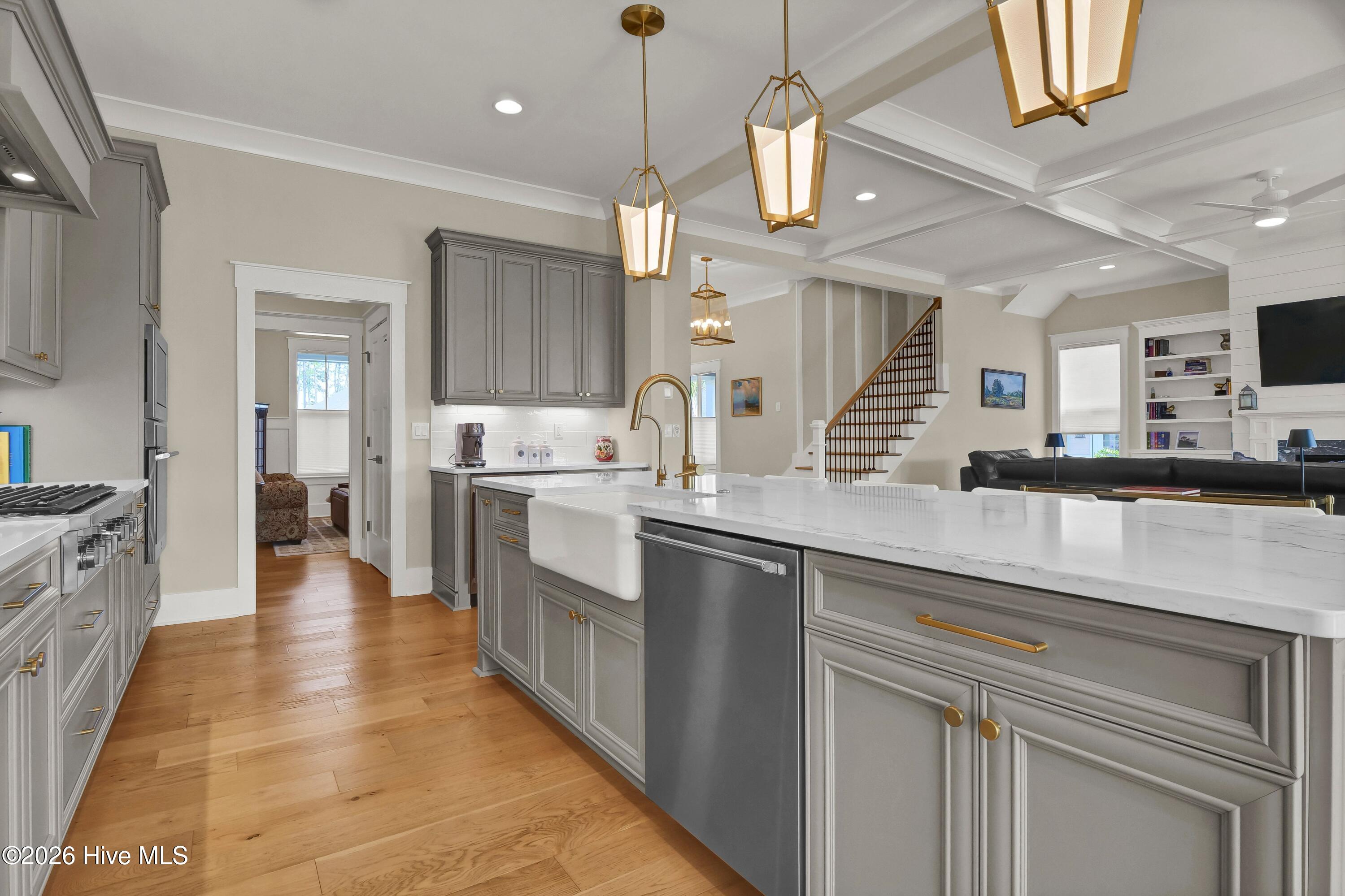 100566298 | Photo 21