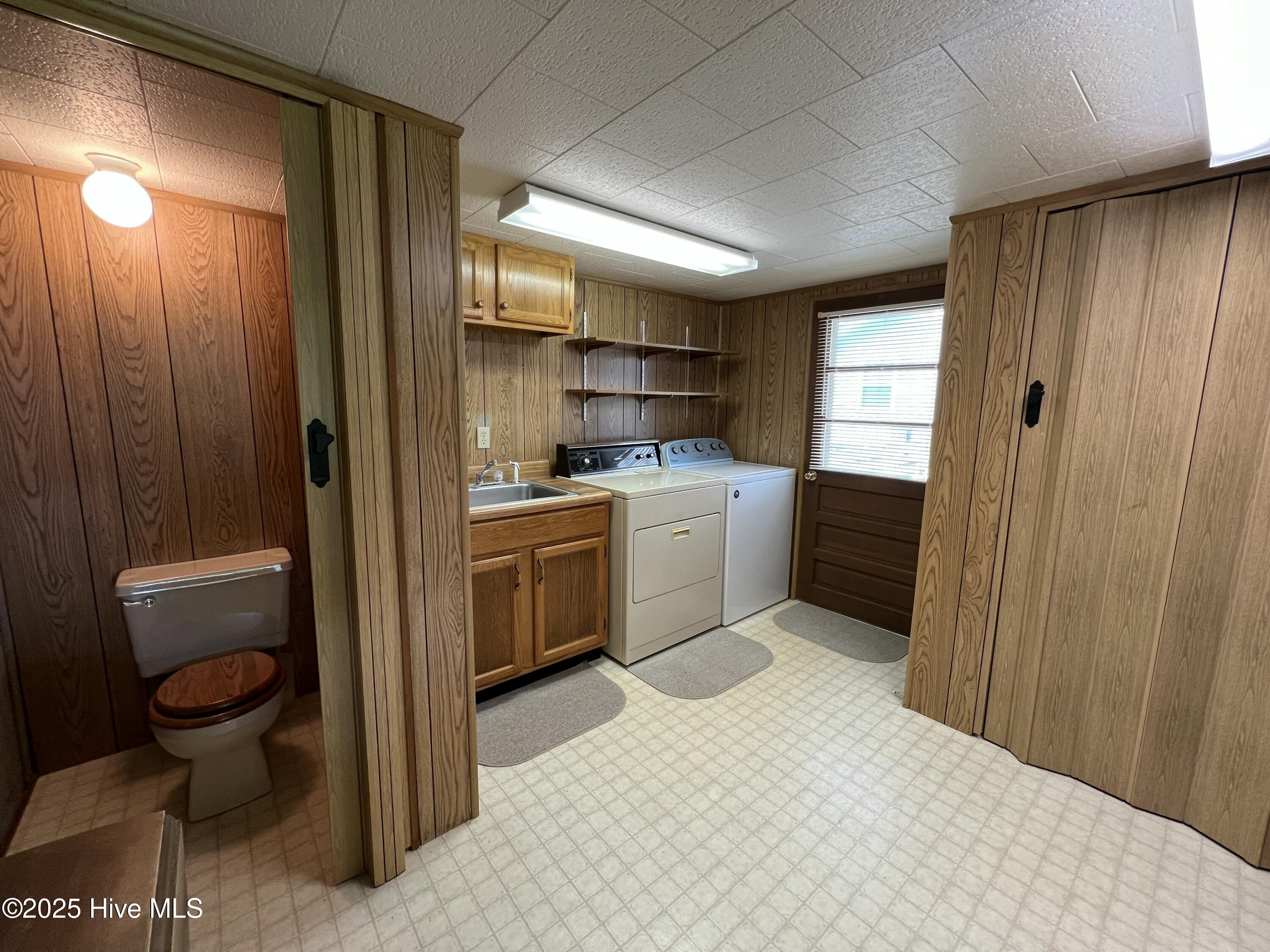Laundry/mud room w/ 1/2 BA