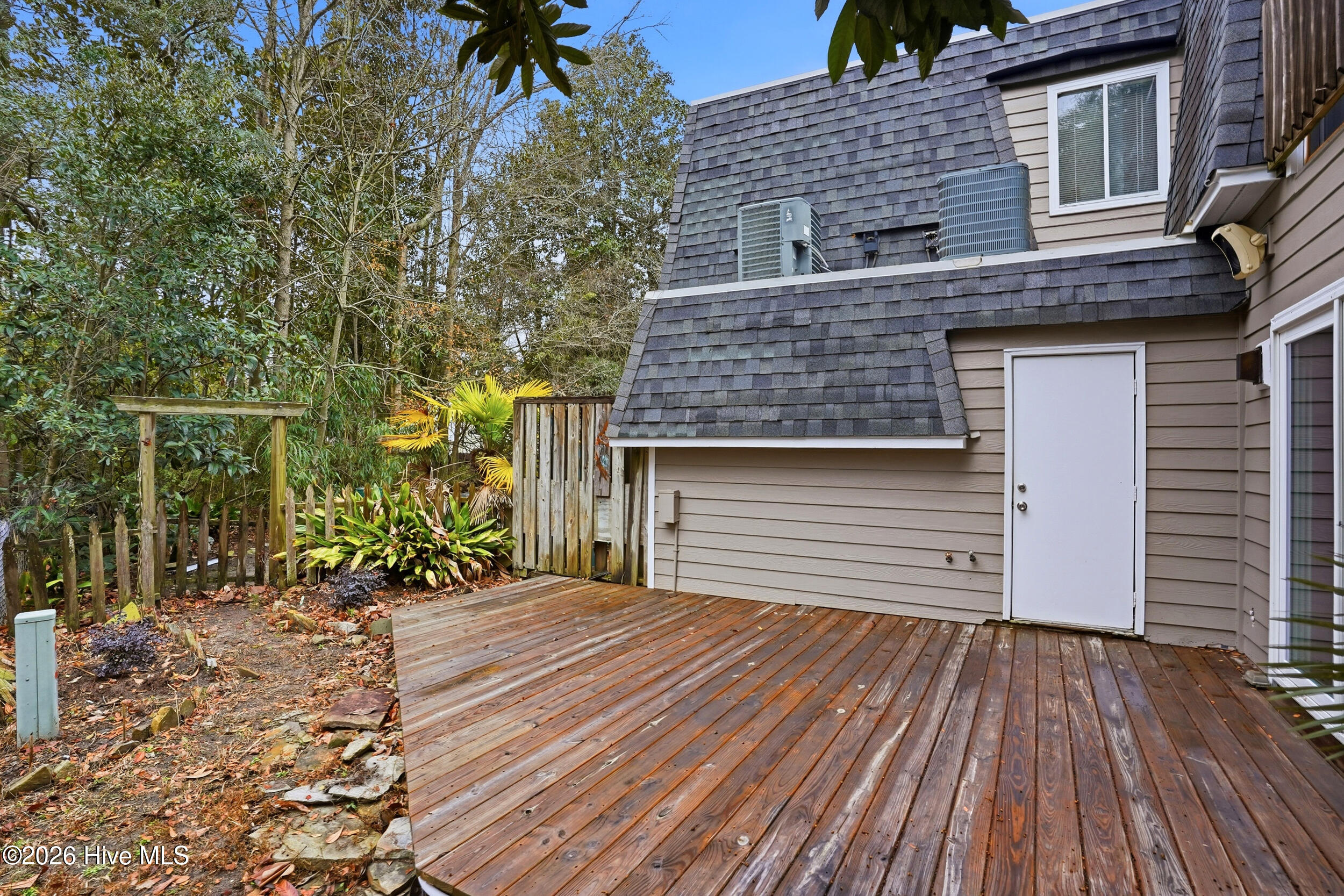 100557248 | Photo 31