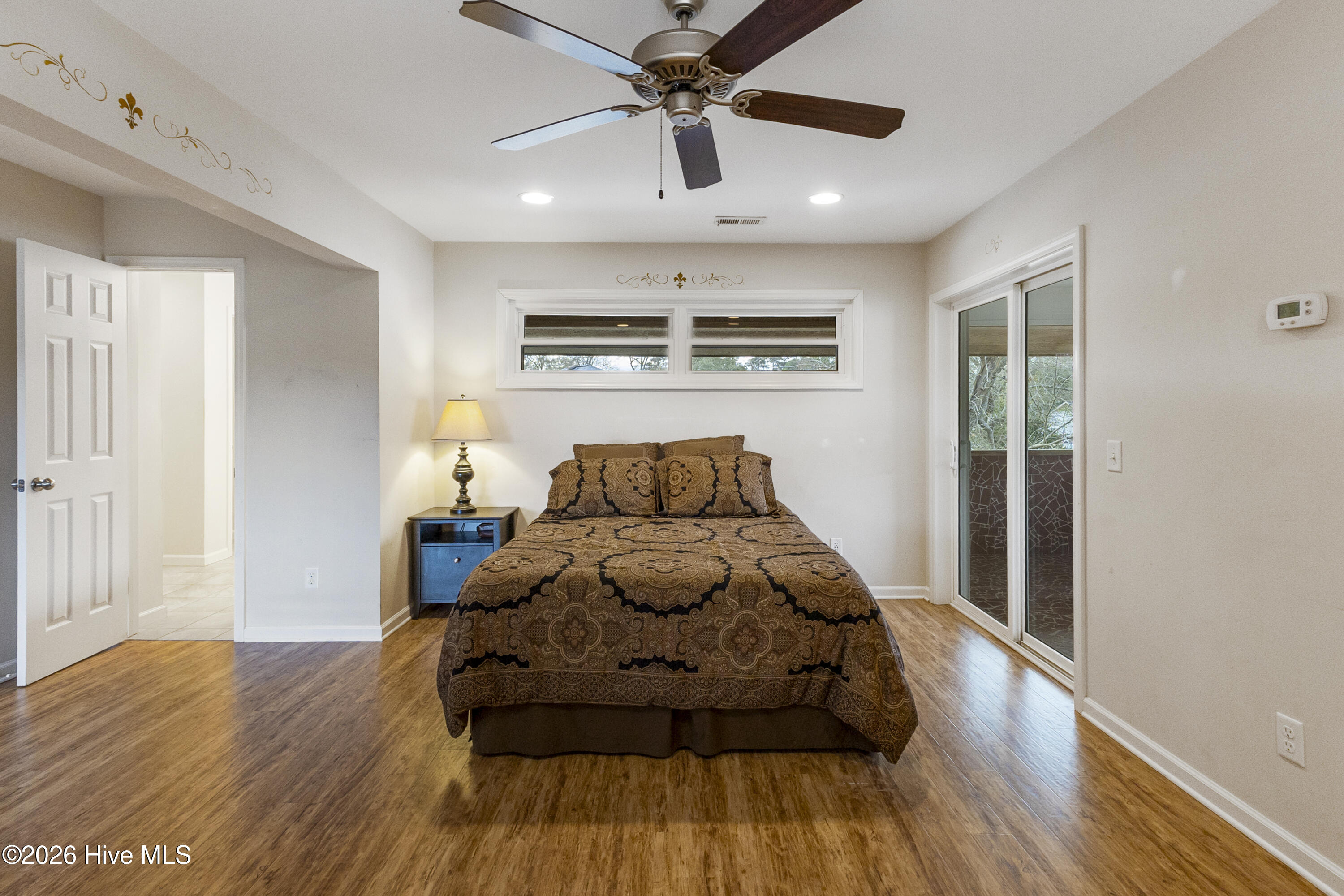 100550645 | Photo 26