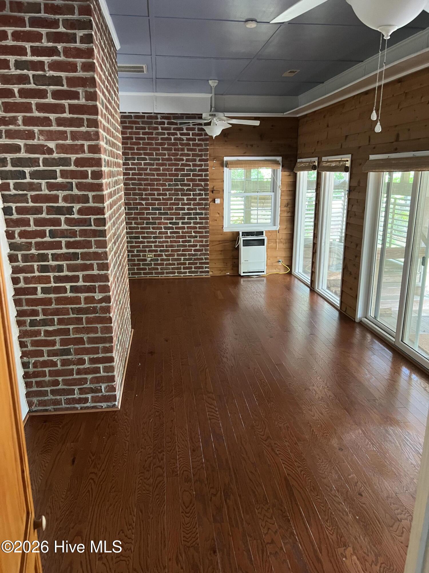 100572465 | Photo 21
