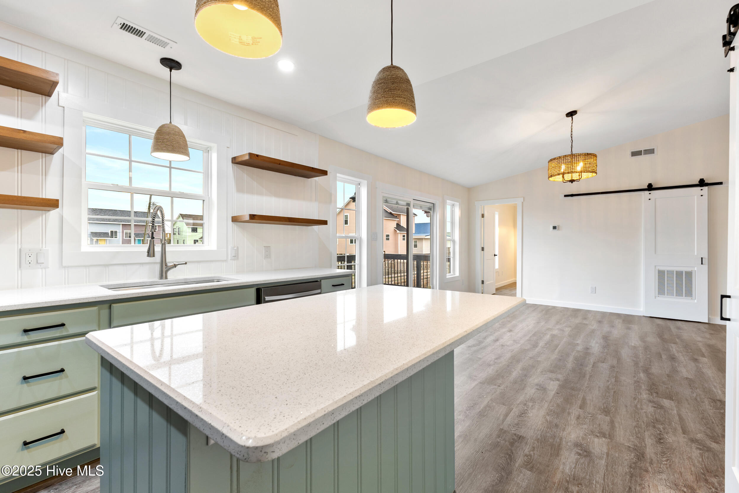 100542875 | Photo 13