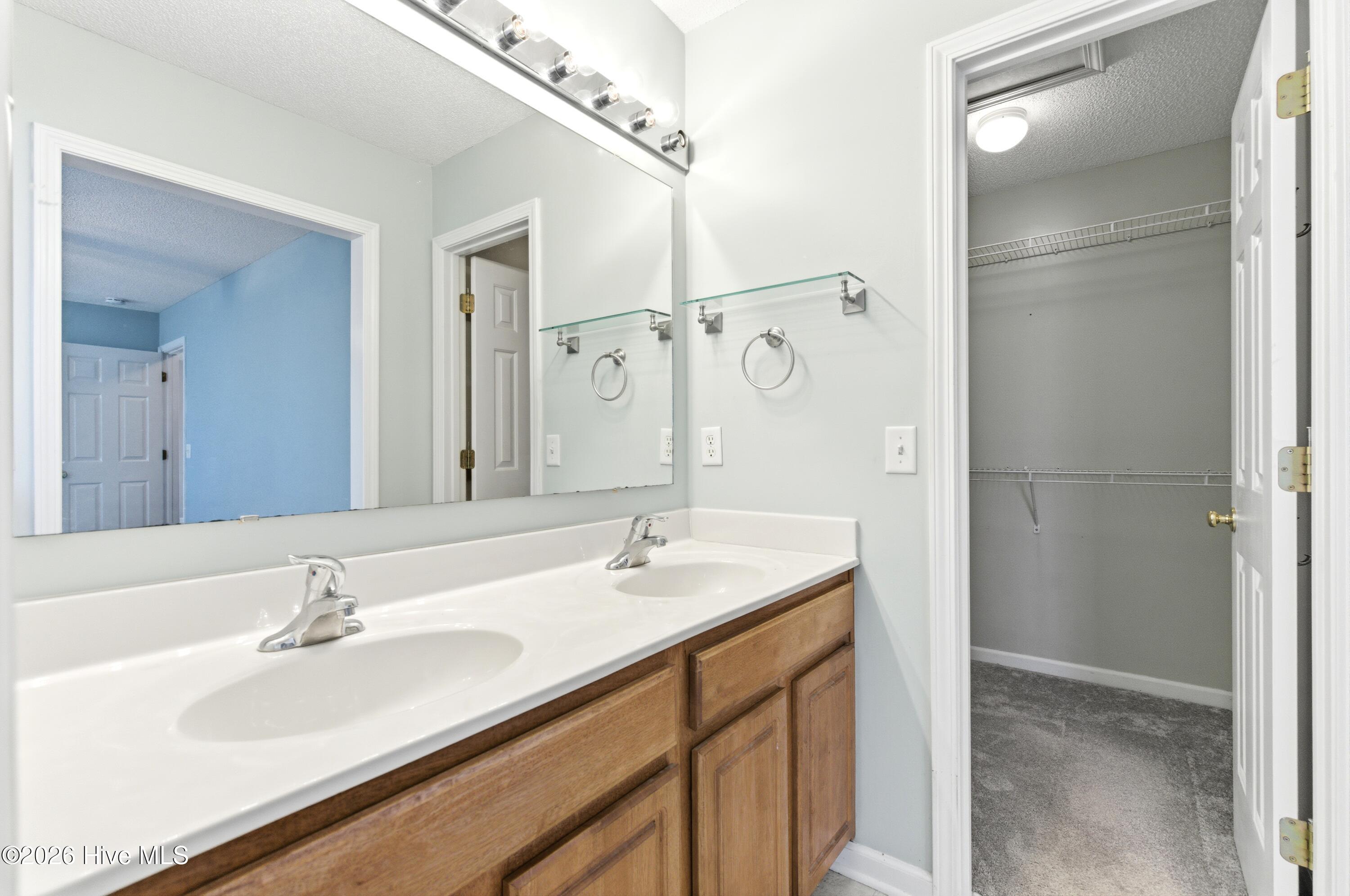 100560348 | Photo 20