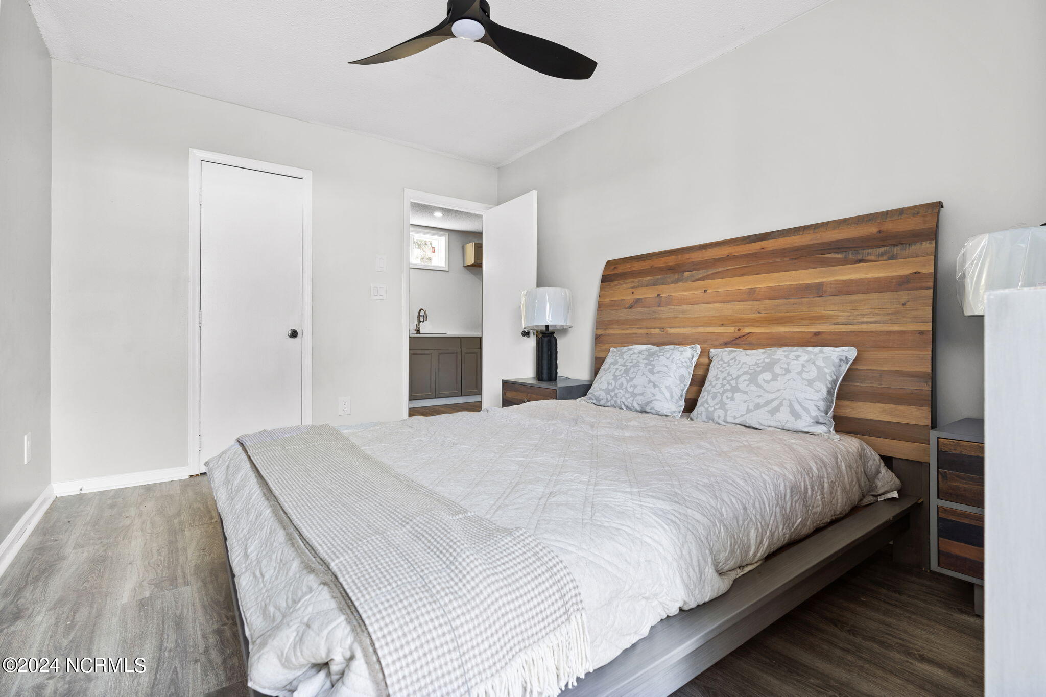 100566764 | Photo 33