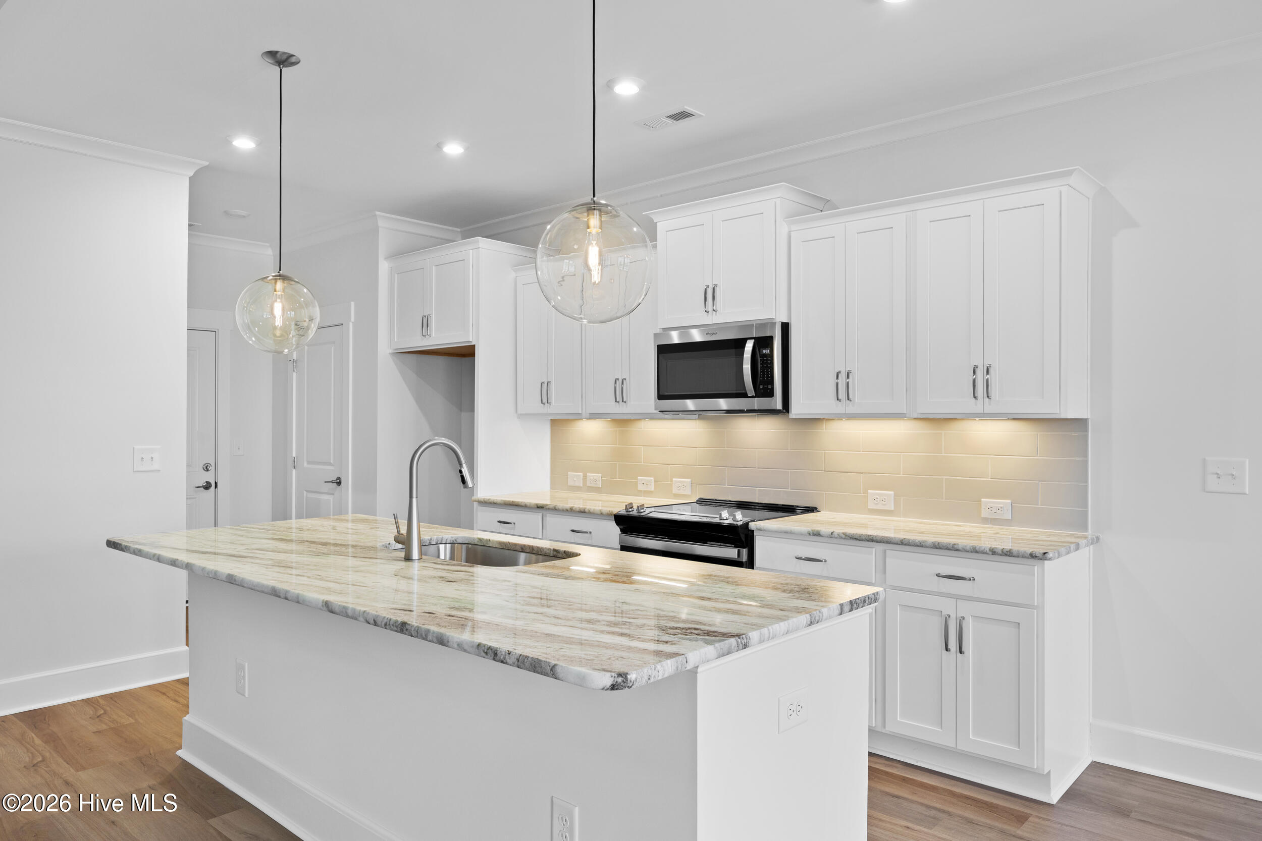 100548028 | Photo 23