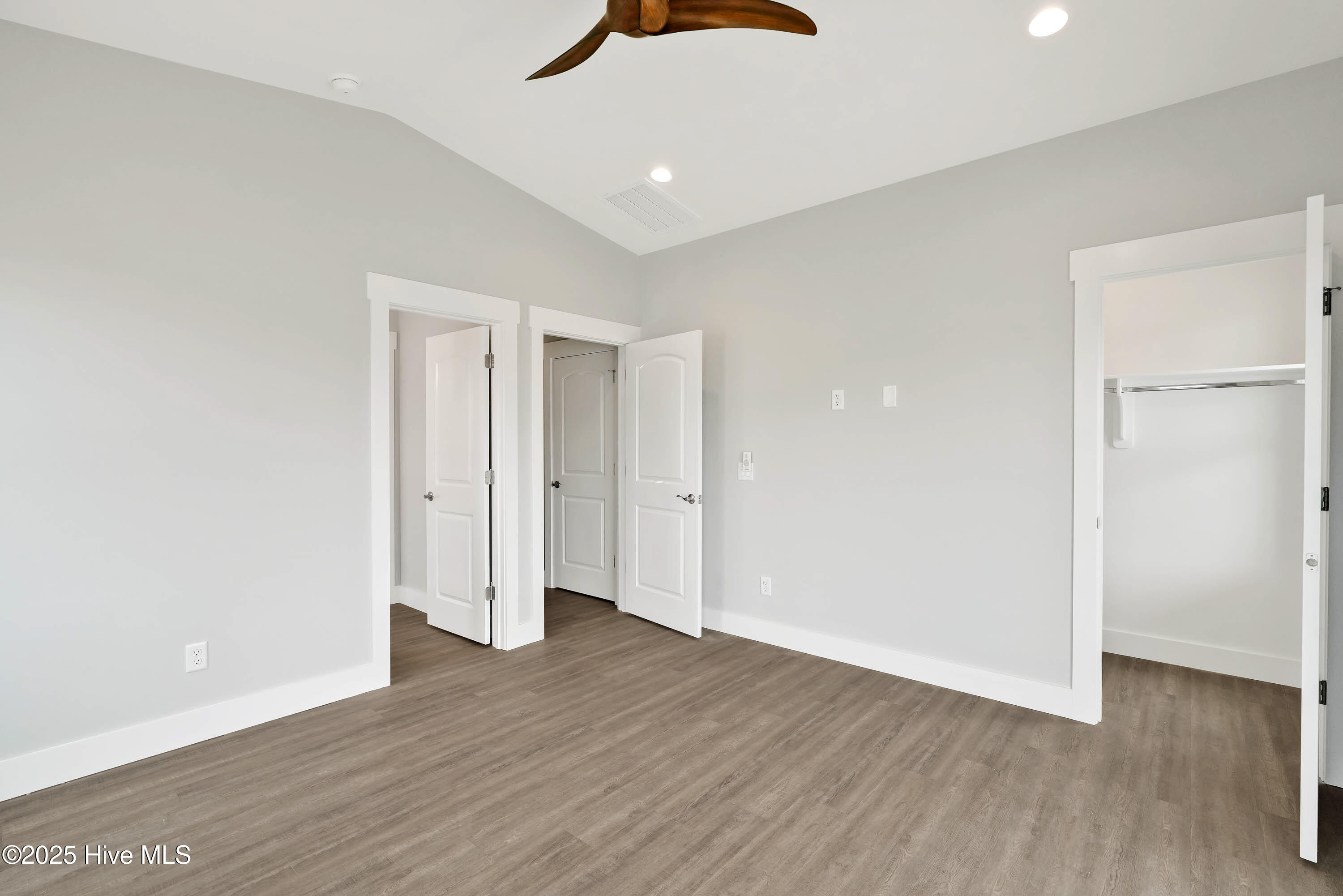 100540463 | Photo 22