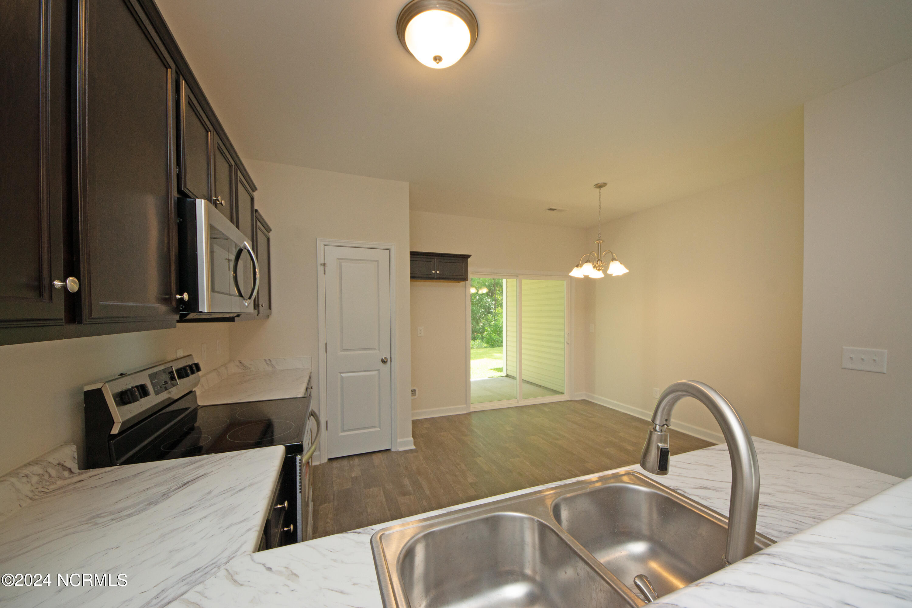 100561401 | Photo 13