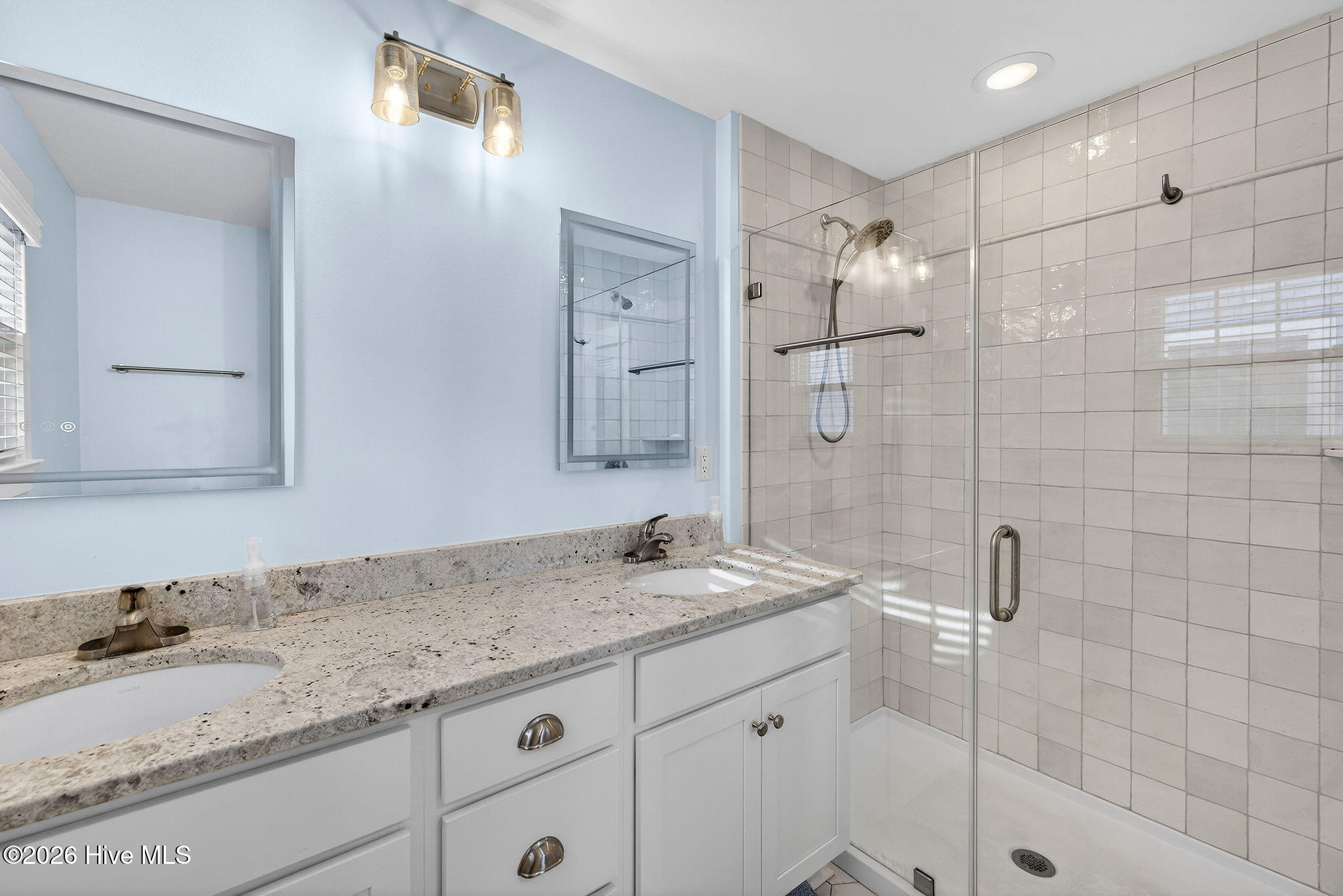 100547767 | Photo 12