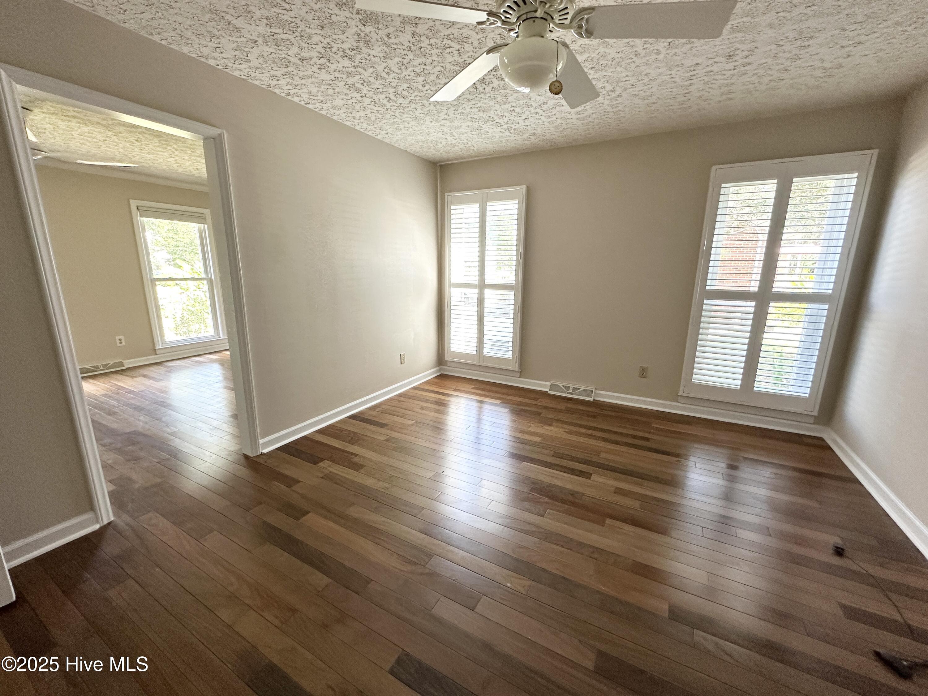 100525369 | Photo 16