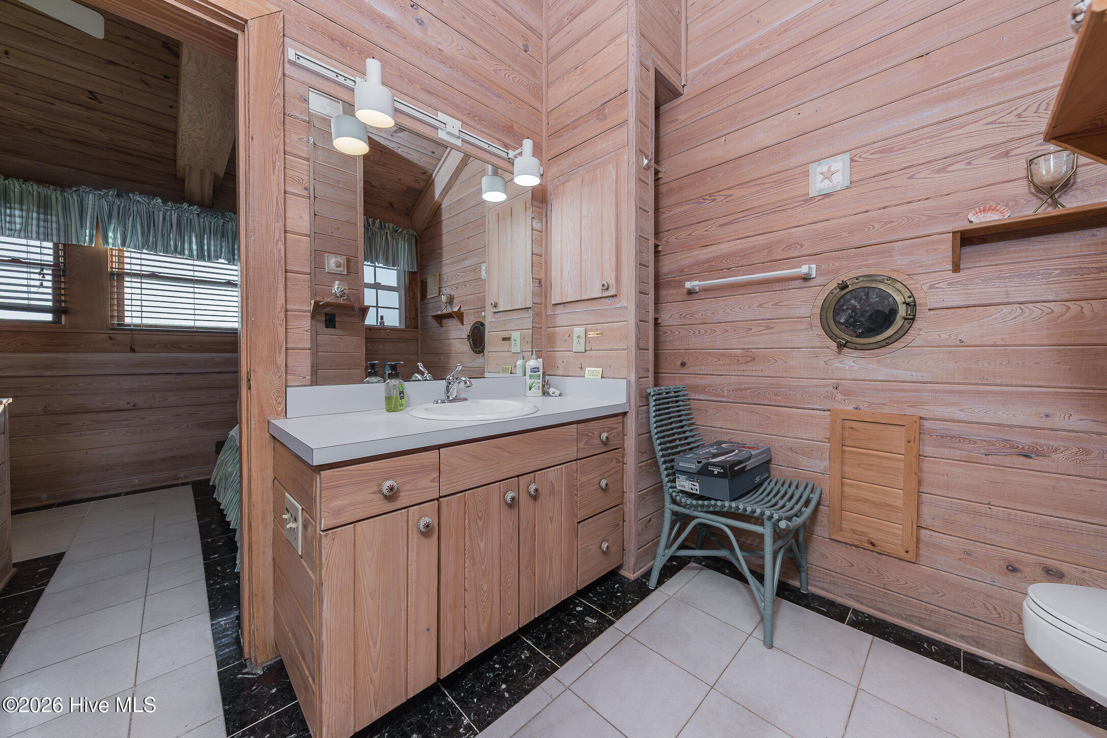 100560422 | Photo 22