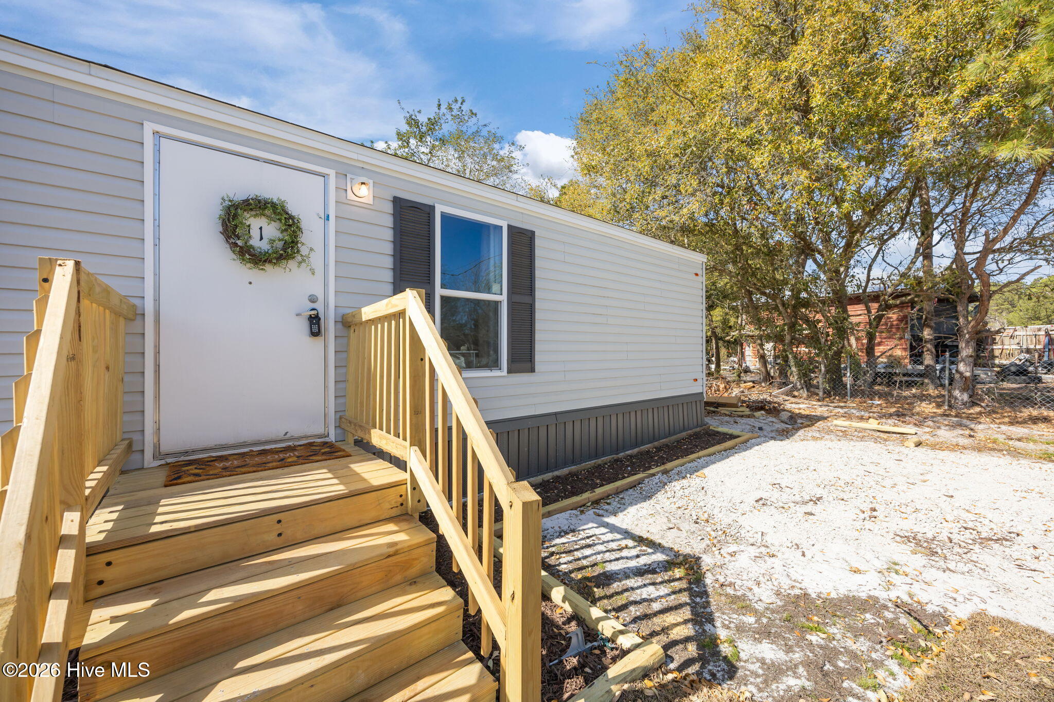 100567345 | Photo 23