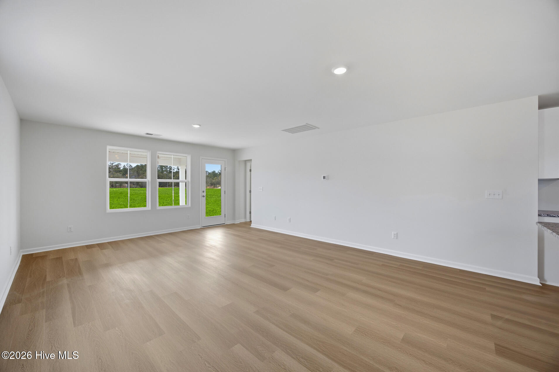 100565447 | Photo 23