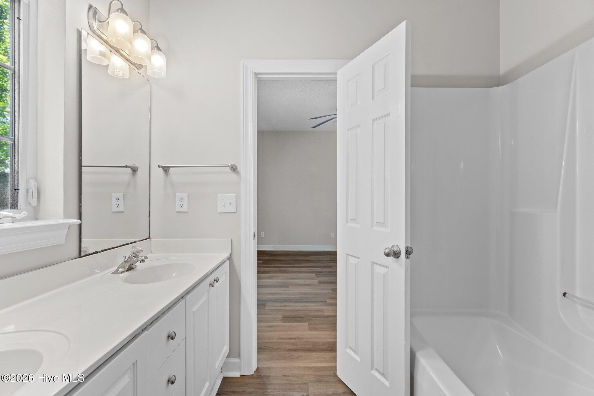 100553986 | Photo 14