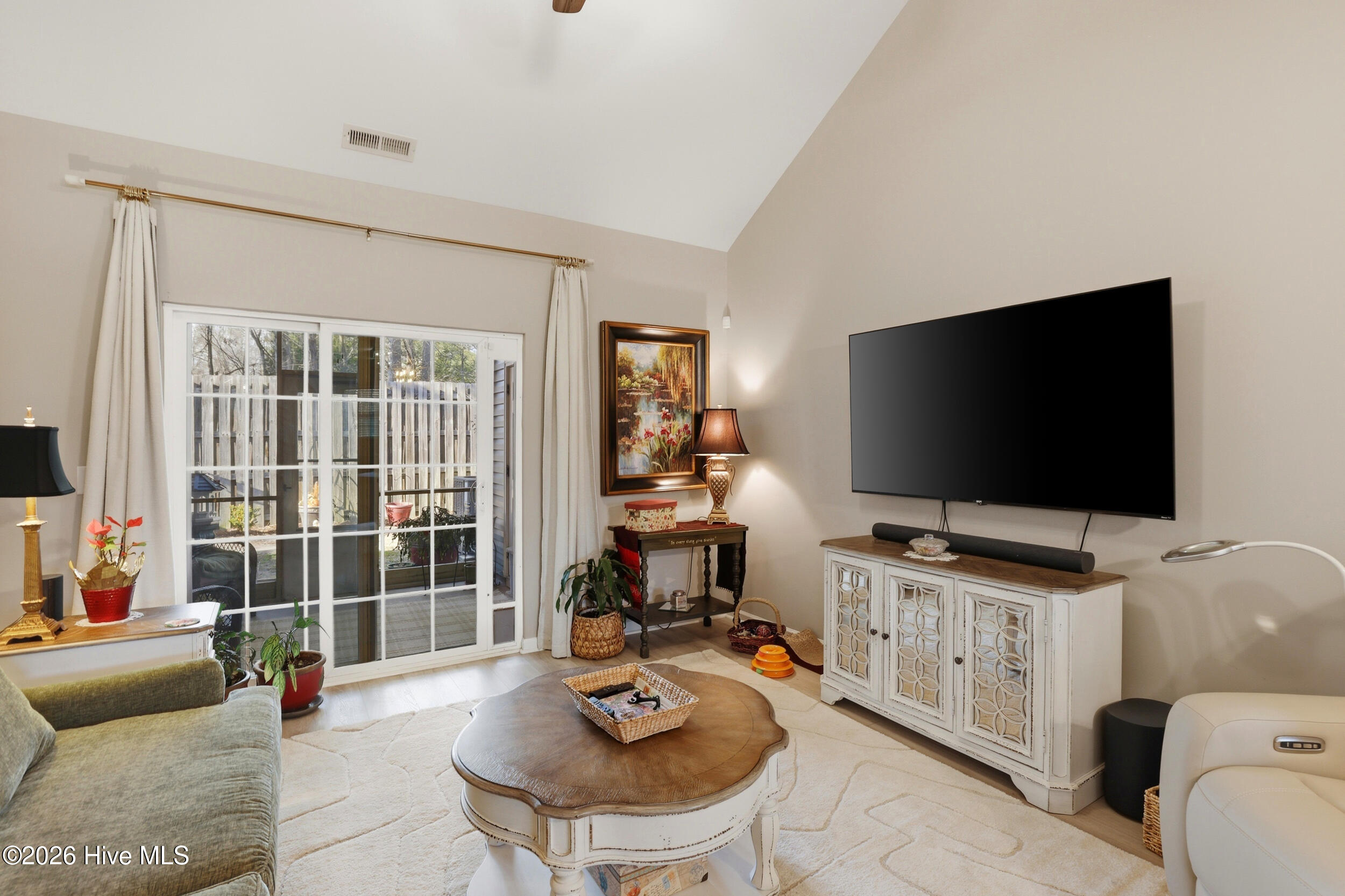 100559170 | Photo 11