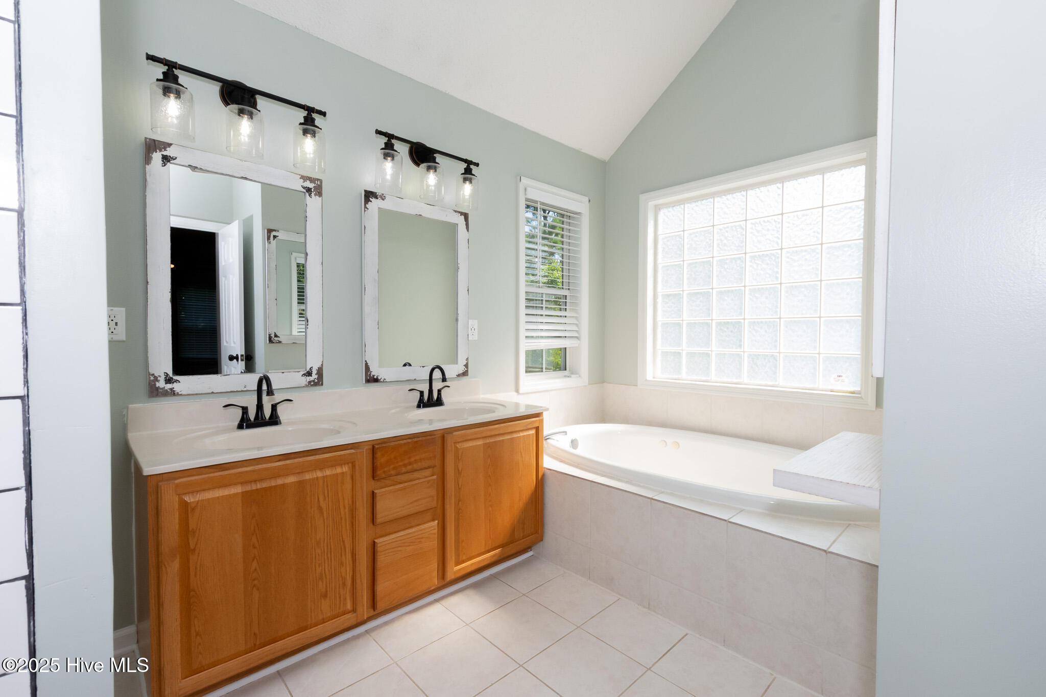 100522001 | Photo 35