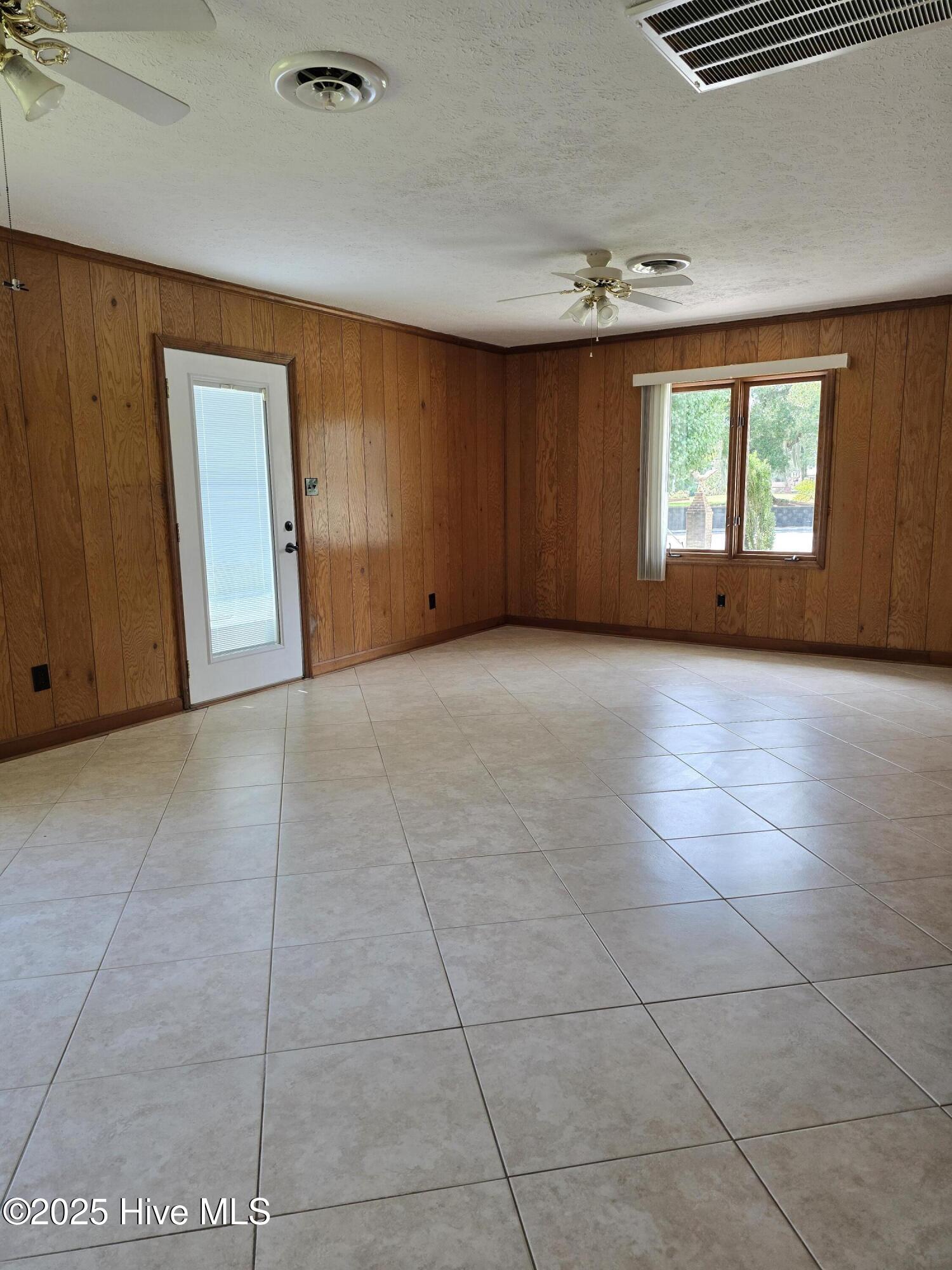 100527387 | Photo 16