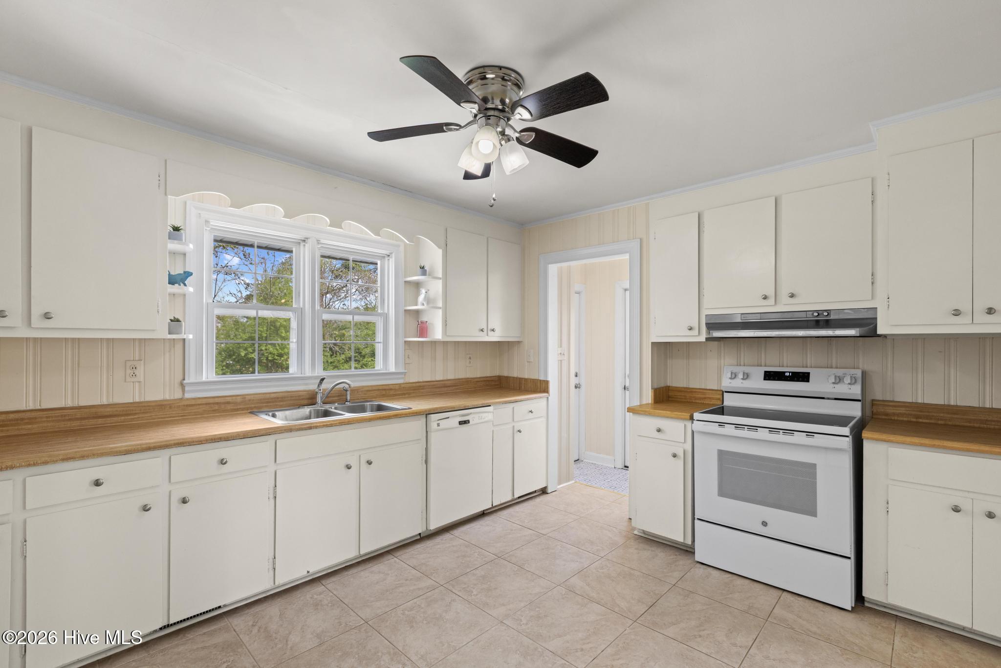 100562948 | Photo 11