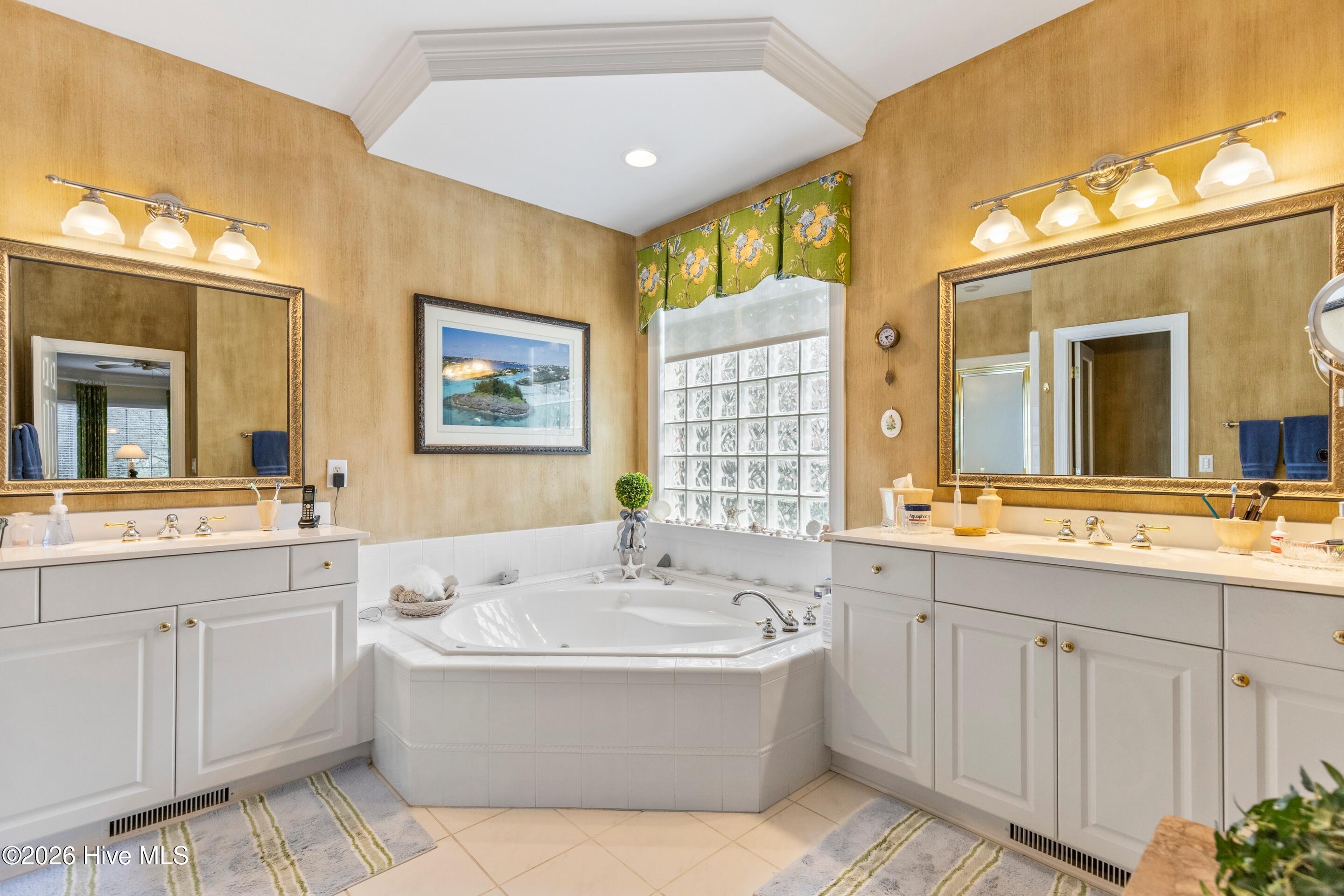 100562190 | Photo 37