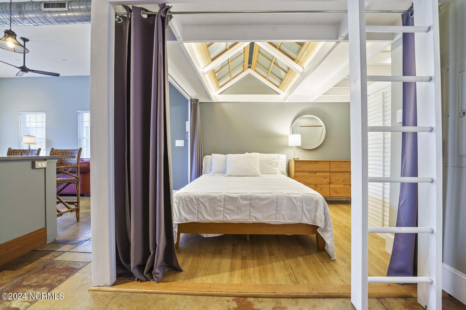 100512715 | Photo 14