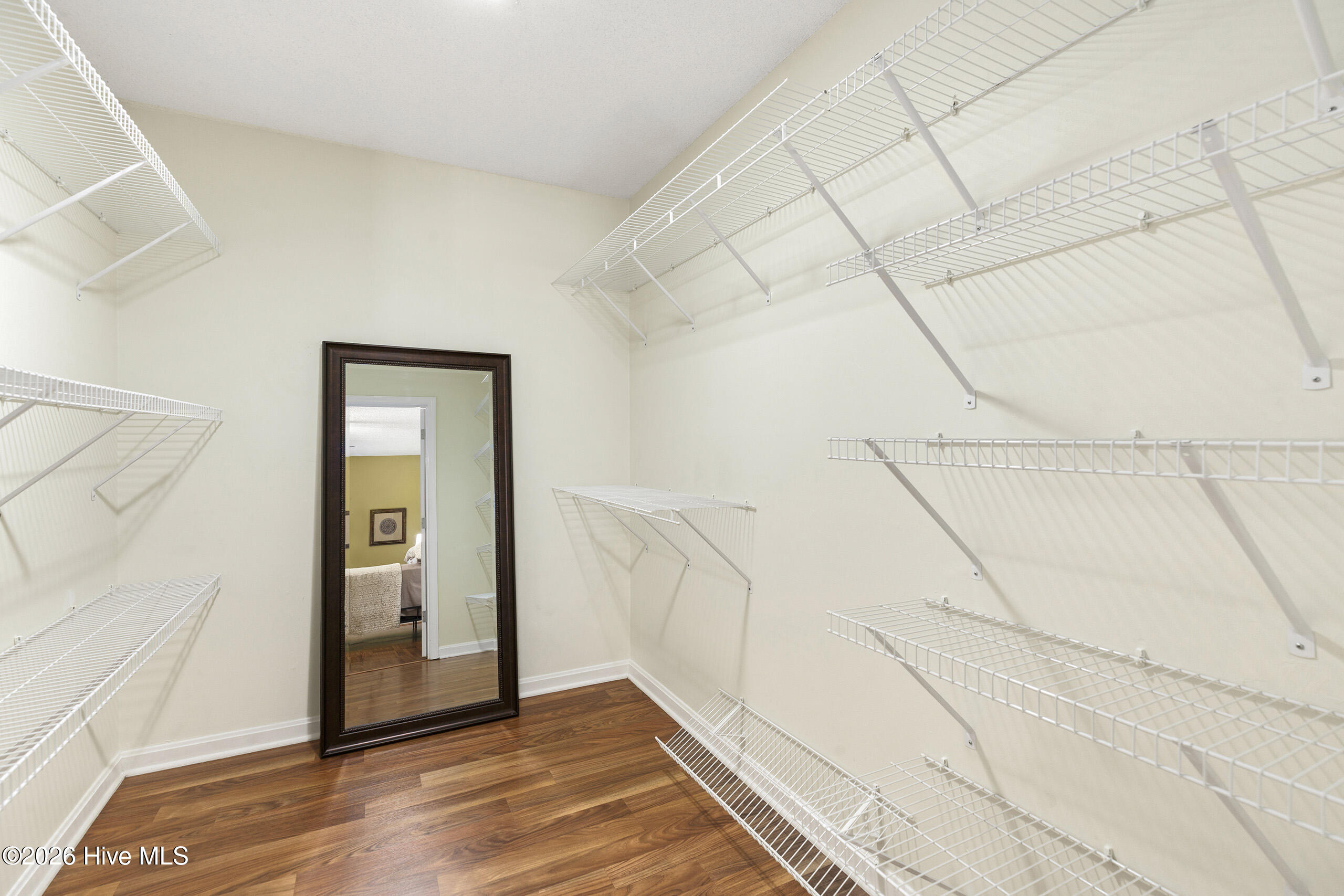 100565363 | Photo 32