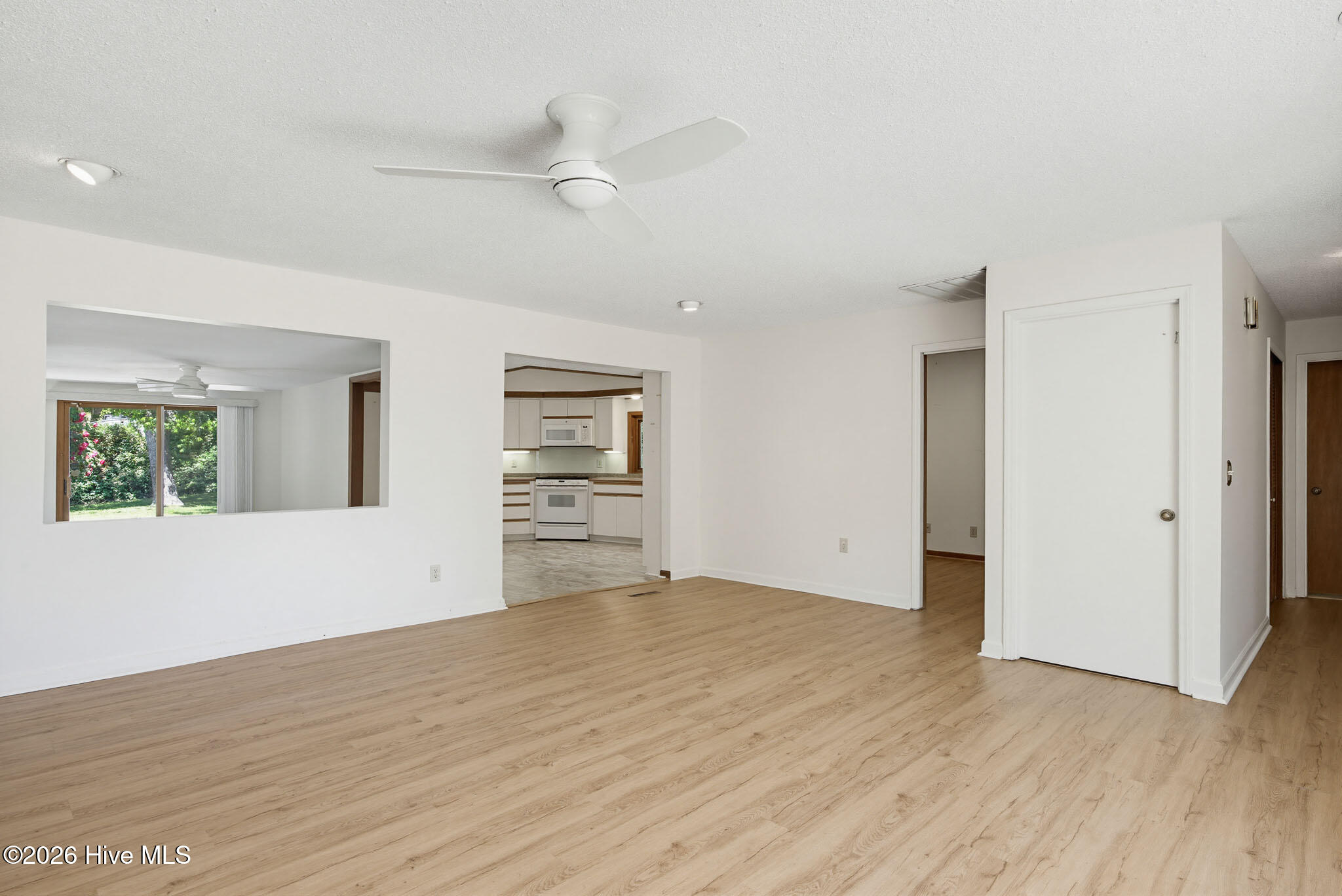 100568983 | Photo 16