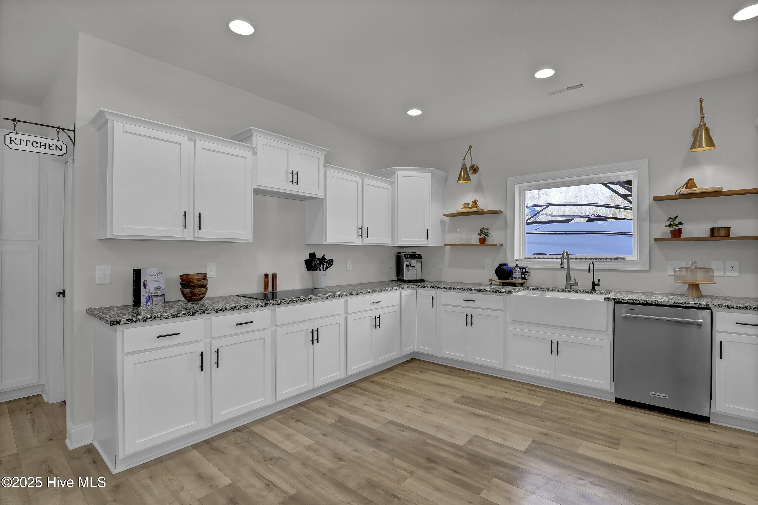 100546103 | Photo 13