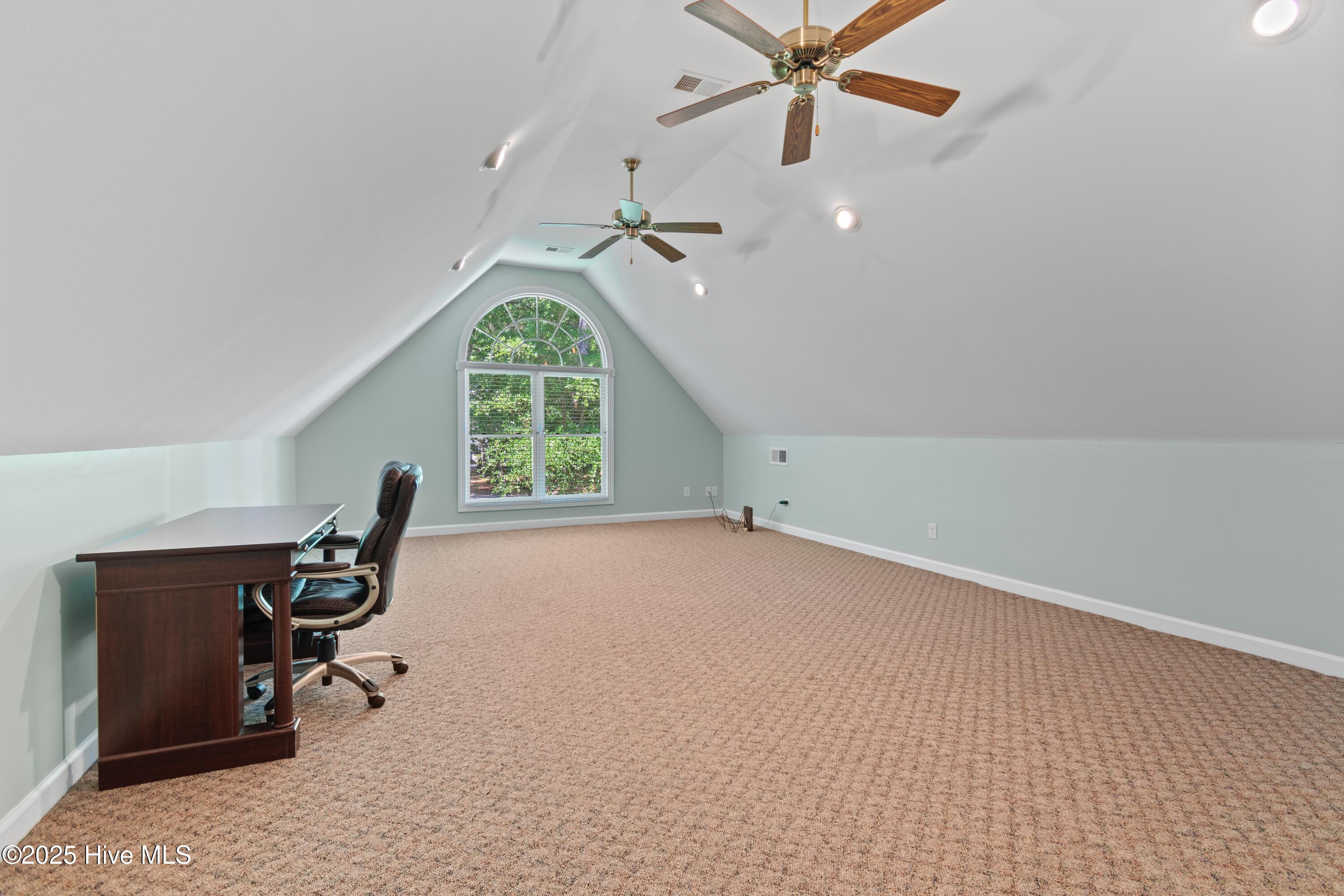 100509392 | Photo 44